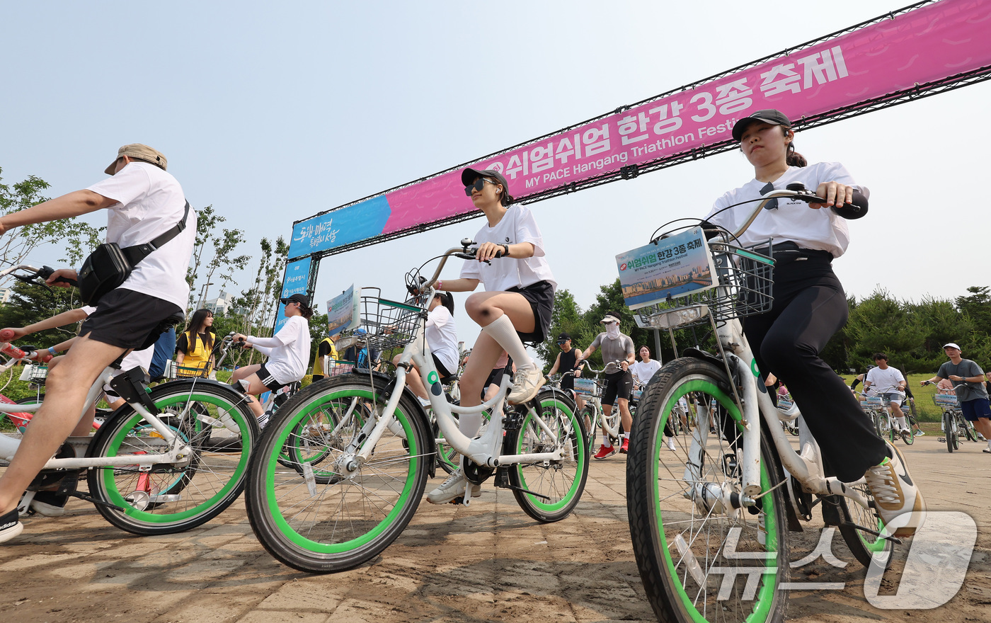 (서울=뉴스1) 이동해 기자 = 30일 오전 서울 광진구 뚝섬한강공원에서 열린 제2회 쉬엄쉬엄 한강 3종 축제에서 참석자들이 자전거를 타고 있다.올해 2회를 맞은 이 축제는 각자 …