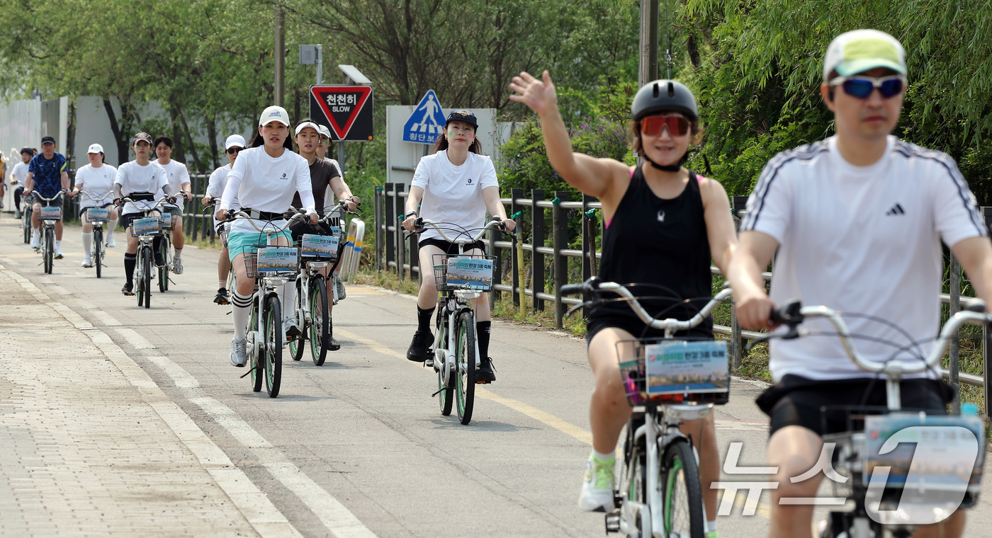 (서울=뉴스1) 이동해 기자 = 30일 오전 서울 광진구 뚝섬한강공원에서 열린 제2회 쉬엄쉬엄 한강 3종 축제에서 참석자들이 자전거를 타고 있다.올해 2회를 맞은 이 축제는 각자 …