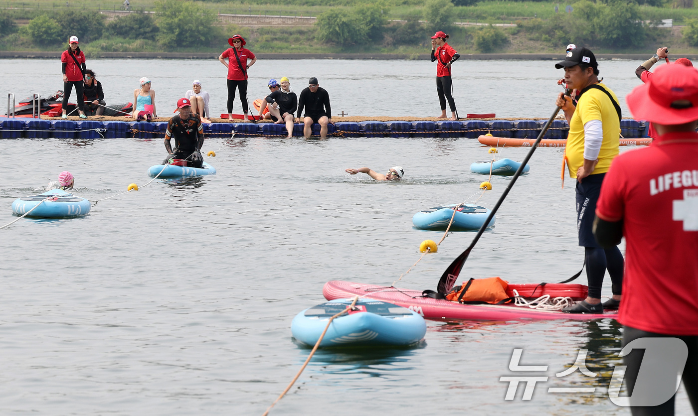 (서울=뉴스1) 이동해 기자 = 30일 오전 서울 광진구 뚝섬한강공원에서 열린 제2회 쉬엄쉬엄 한강 3종 축제에서 참석자들이 한강에 입수해 수영하고 있다.올해 2회를 맞은 이 축제 …
