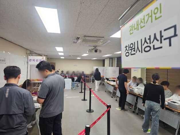 "점심 못 먹어도 투표는 꼭"…사전투표 이틀 째, 경남 투표 '열기'