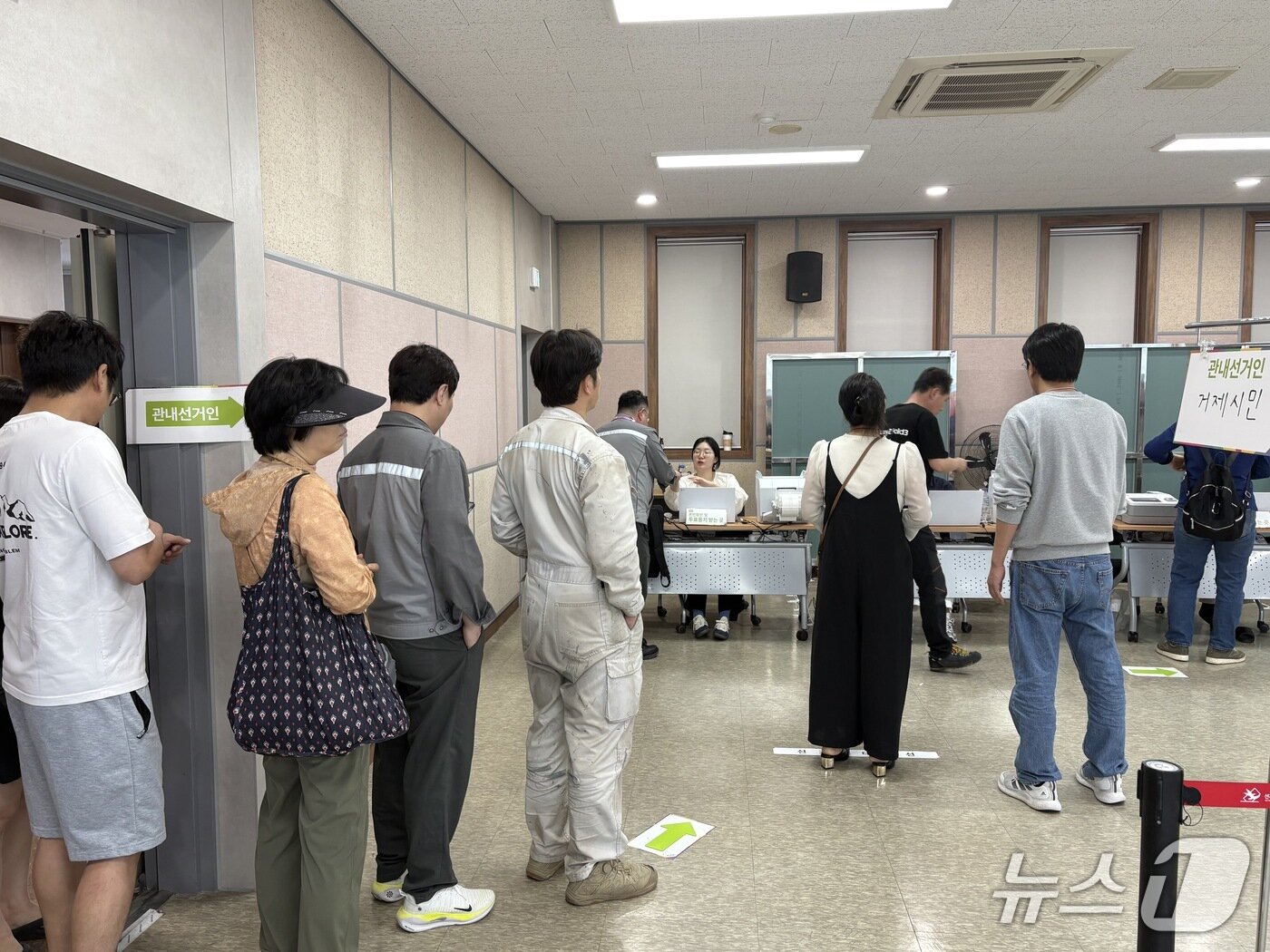 본문 이미지 - 30일 낮 거제시 장평동 사전투표소를 찾은 유권자들이 투표를 하고 있다. ⓒ 뉴스1 강미영 기자