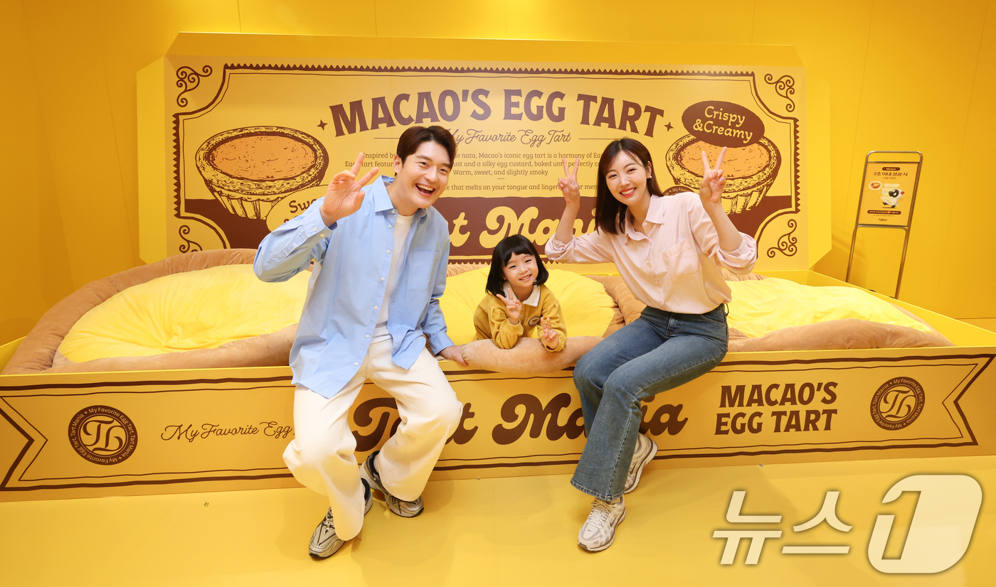 (서울=뉴스1) 허경 기자 = 30일 서울 여의도 더현대 서울에서 마카오정부관광청 모델들이 '2025 마카오 위크' 일반 소비자 대상 팝업 행사 로드쇼를 알리고 있다.로드쇼는 '시 …