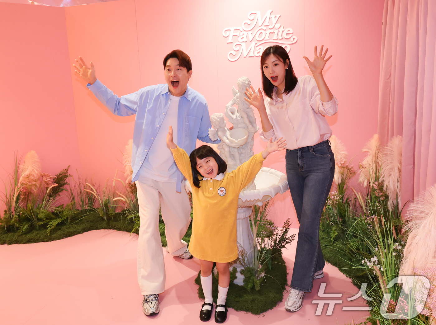 (서울=뉴스1) 허경 기자 = 30일 서울 여의도 더현대 서울에서 마카오정부관광청 모델들이 '2025 마카오 위크' 일반 소비자 대상 팝업 행사 로드쇼를 알리고 있다.로드쇼는 '시 …