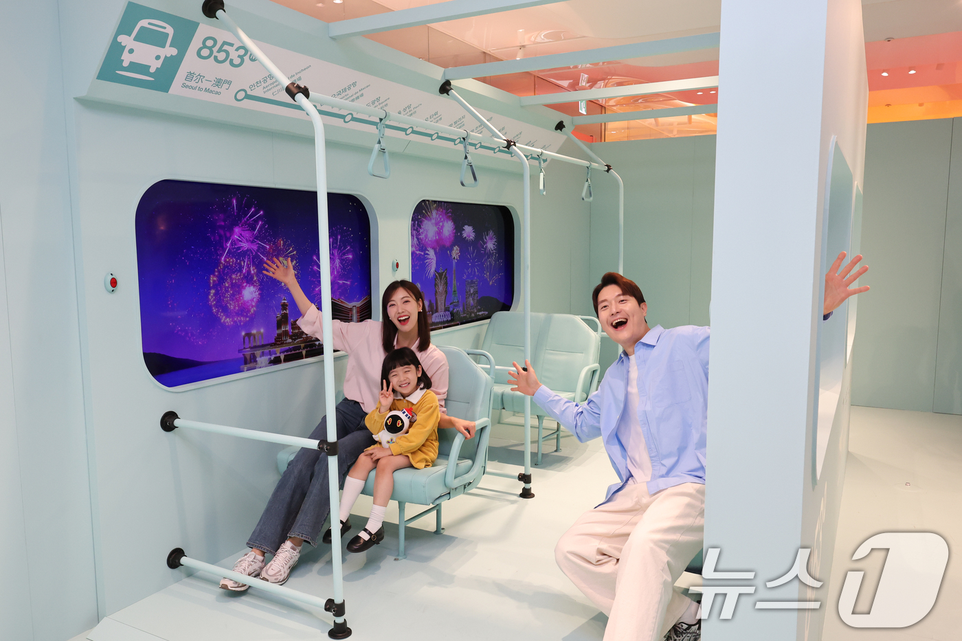 (서울=뉴스1) 허경 기자 = 30일 서울 여의도 더현대 서울에서 마카오정부관광청 모델들이 '2025 마카오 위크' 일반 소비자 대상 팝업 행사 로드쇼를 알리고 있다.로드쇼는 '시 …