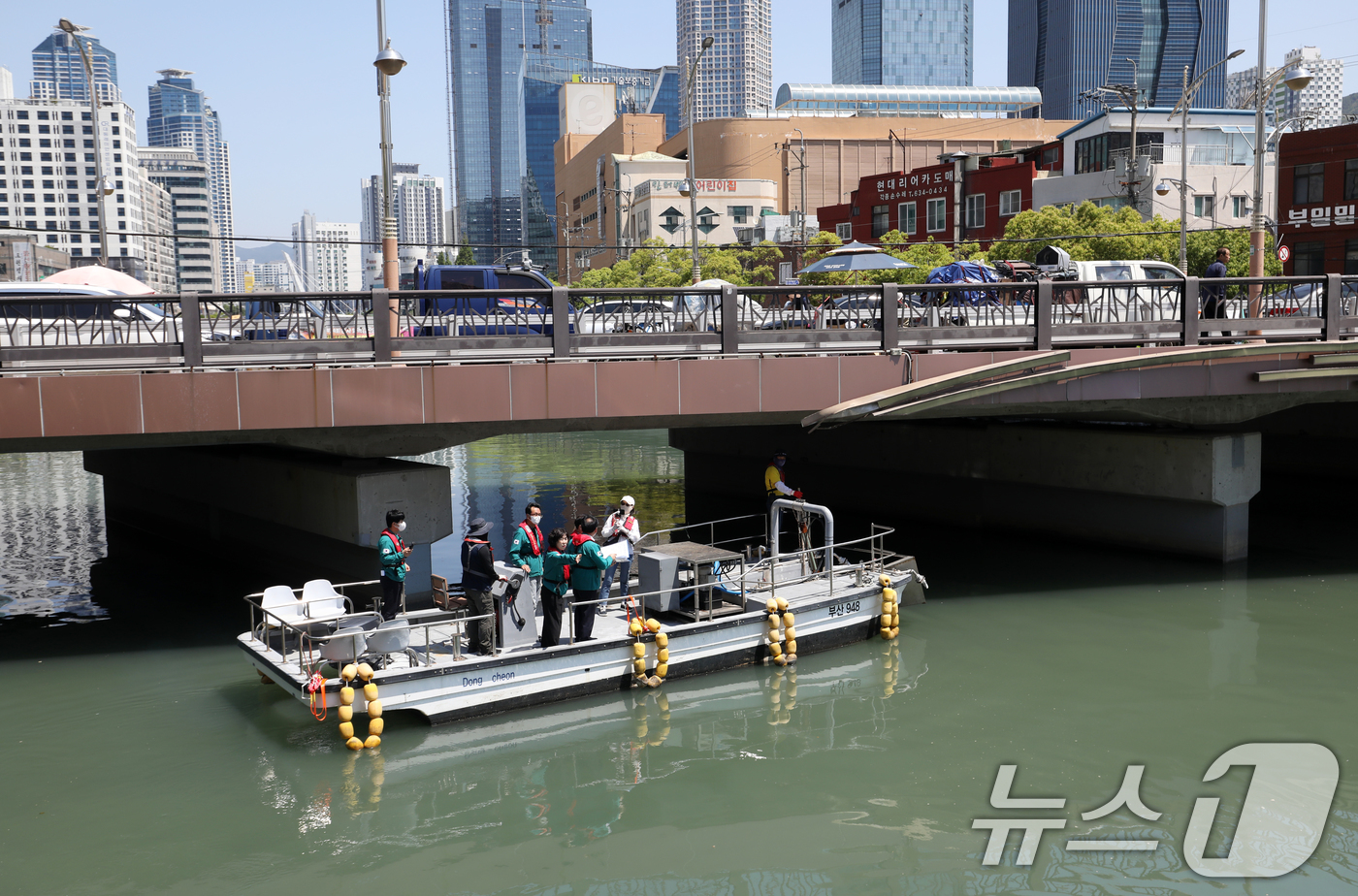 (부산=뉴스1) 윤일지 기자 = 30일 부산진구청 관계자와 전문가 등이 선박을 타고 부산 동천 무지개다리 하부에서 안전점검을 하고 있다.  2025.5.30/뉴스1