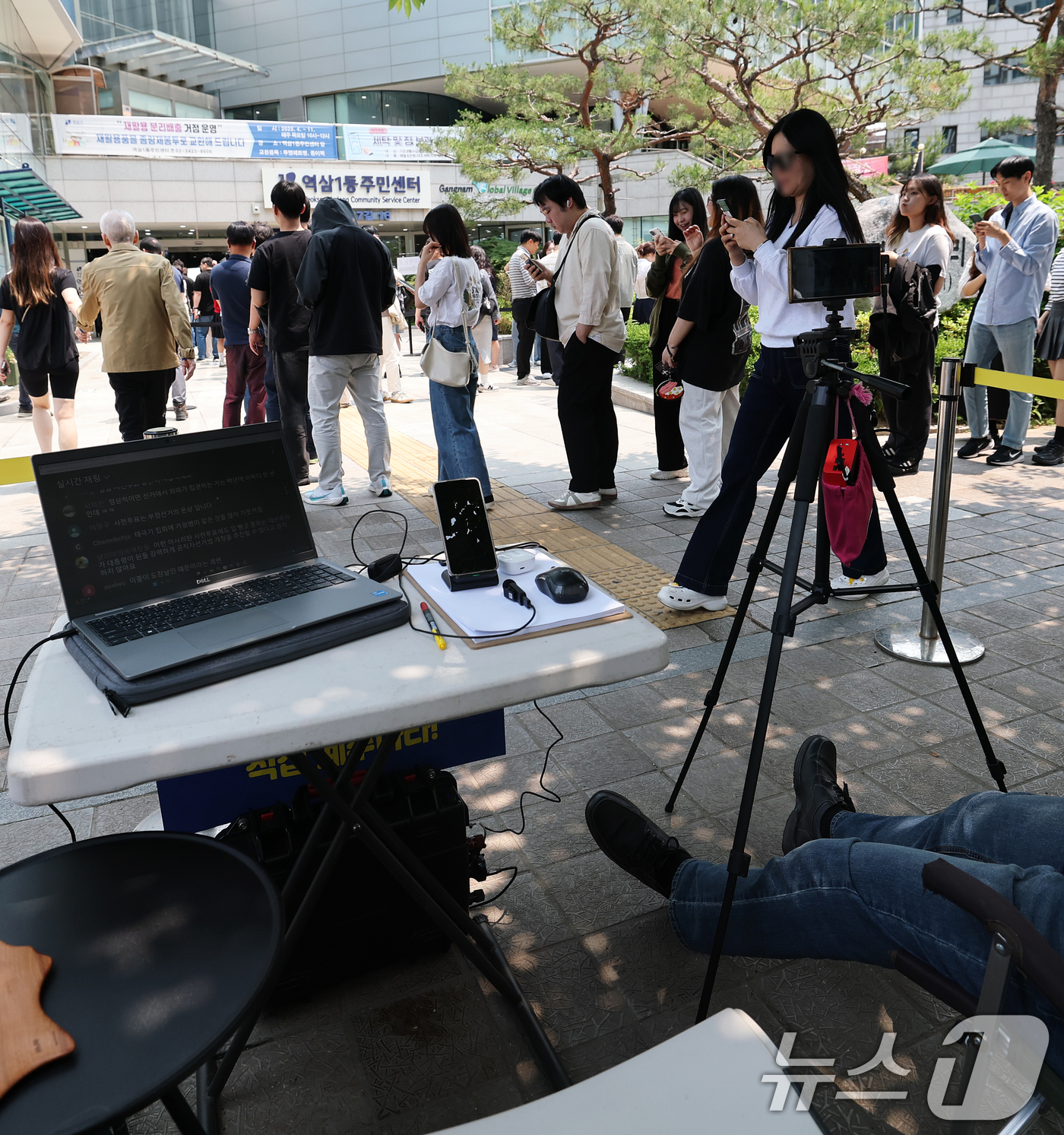 (서울=뉴스1) 오대일 기자 = 제21대 대통령 선거 사전 투표 둘째 날인 30일 오후 서울 강남구 역삼1동 주민센터에 마련된 사전투표소에서 클린선거시민행동 회원들이 사전투표 부정 …