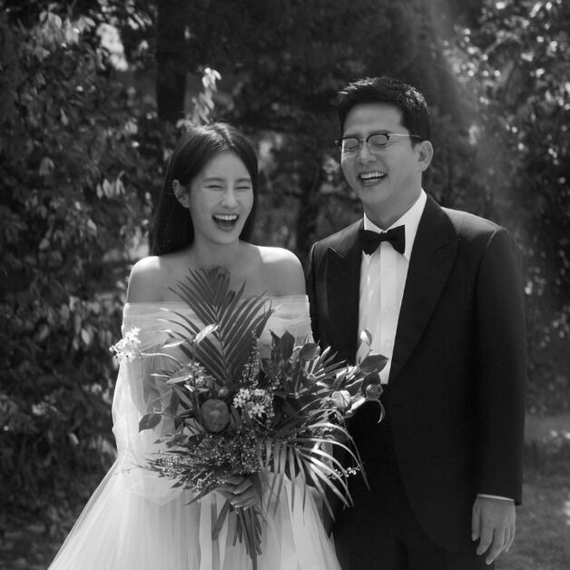 김지민♥김준호 청첩장 공개, 웨딩드레스 입고 백허그 "이제 부부…느낌 알쟈나"