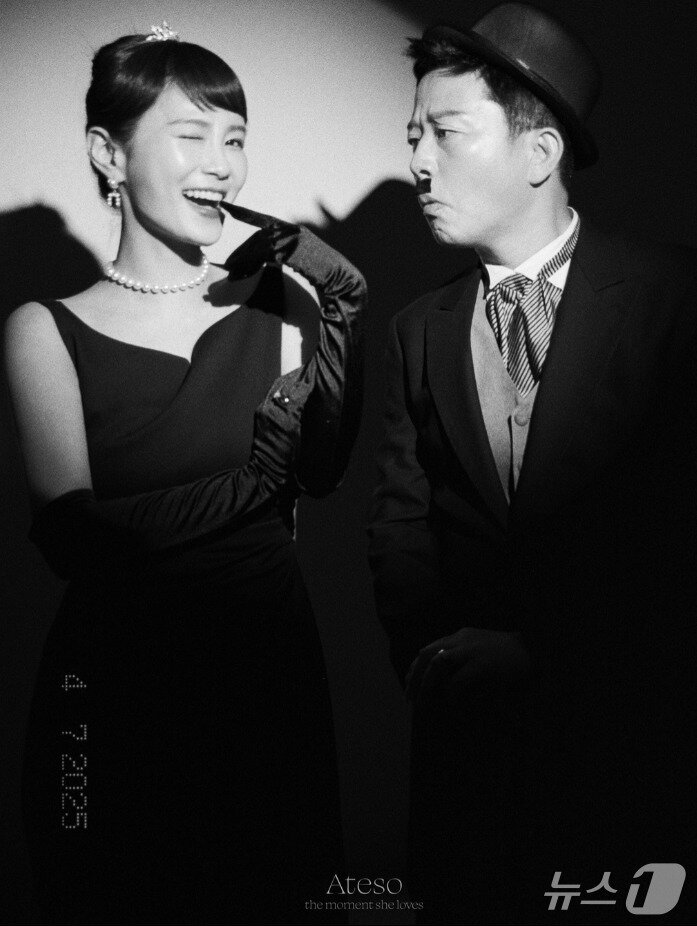 본문 이미지 - 방송인 김준호, 김지민 청첩장