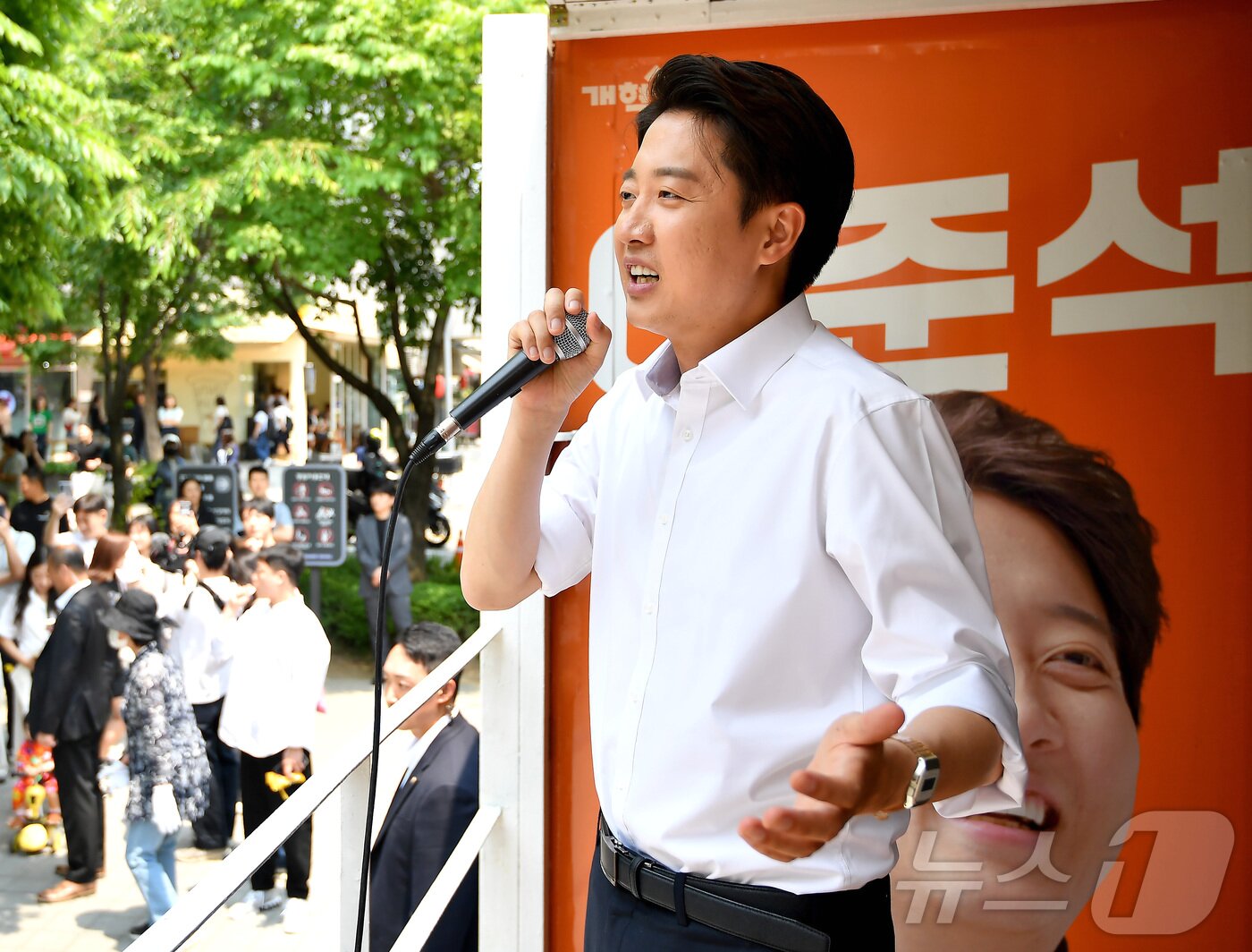 본문 이미지 - 이준석 개혁신당 대통령 후보가 30일 오후 서울 마포구 경의선 숲길에서 유세를 하고 있다. &#40;공동취재&#41; 2025.5.30/뉴스1 ⓒ News1 이승배 기자