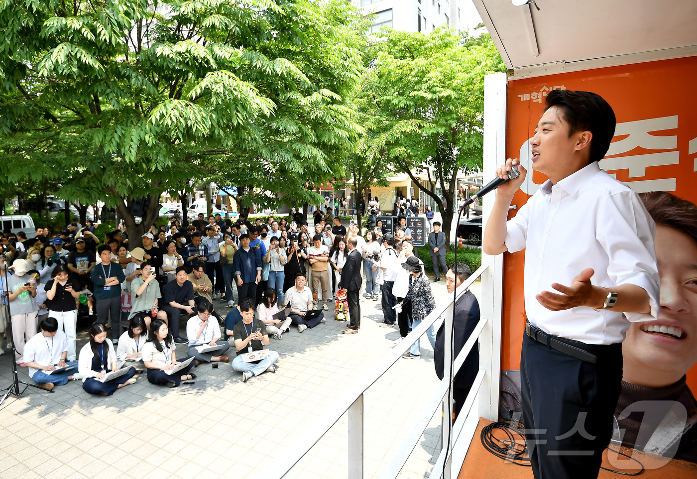 (서울=뉴스1) 이승배 기자 = 이준석 개혁신당 대통령 후보가 30일 오후 서울 마포구 경의선 숲길에서 유권자들에게 지지를 호소하고 있다. (공동취재) 2025.5.30/뉴스1