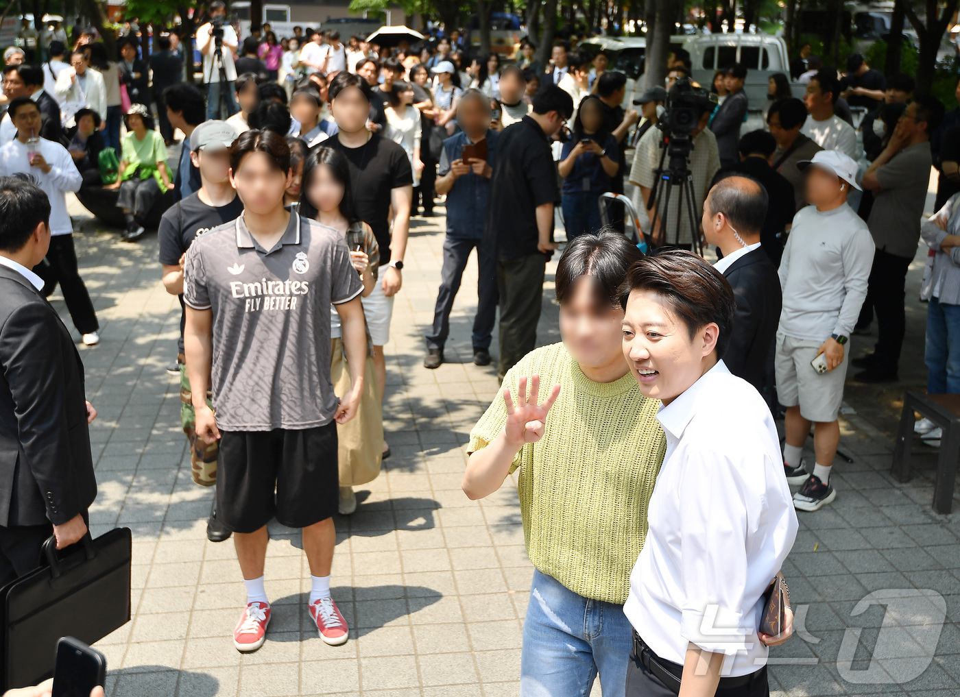 (서울=뉴스1) 이승배 기자 = 이준석 개혁신당 대통령 후보가 30일 오후 서울 마포구 경의선 숲길에서 유권자들과 사진 촬영을 하고 있다. (공동취재) 2025.5.30/뉴스1