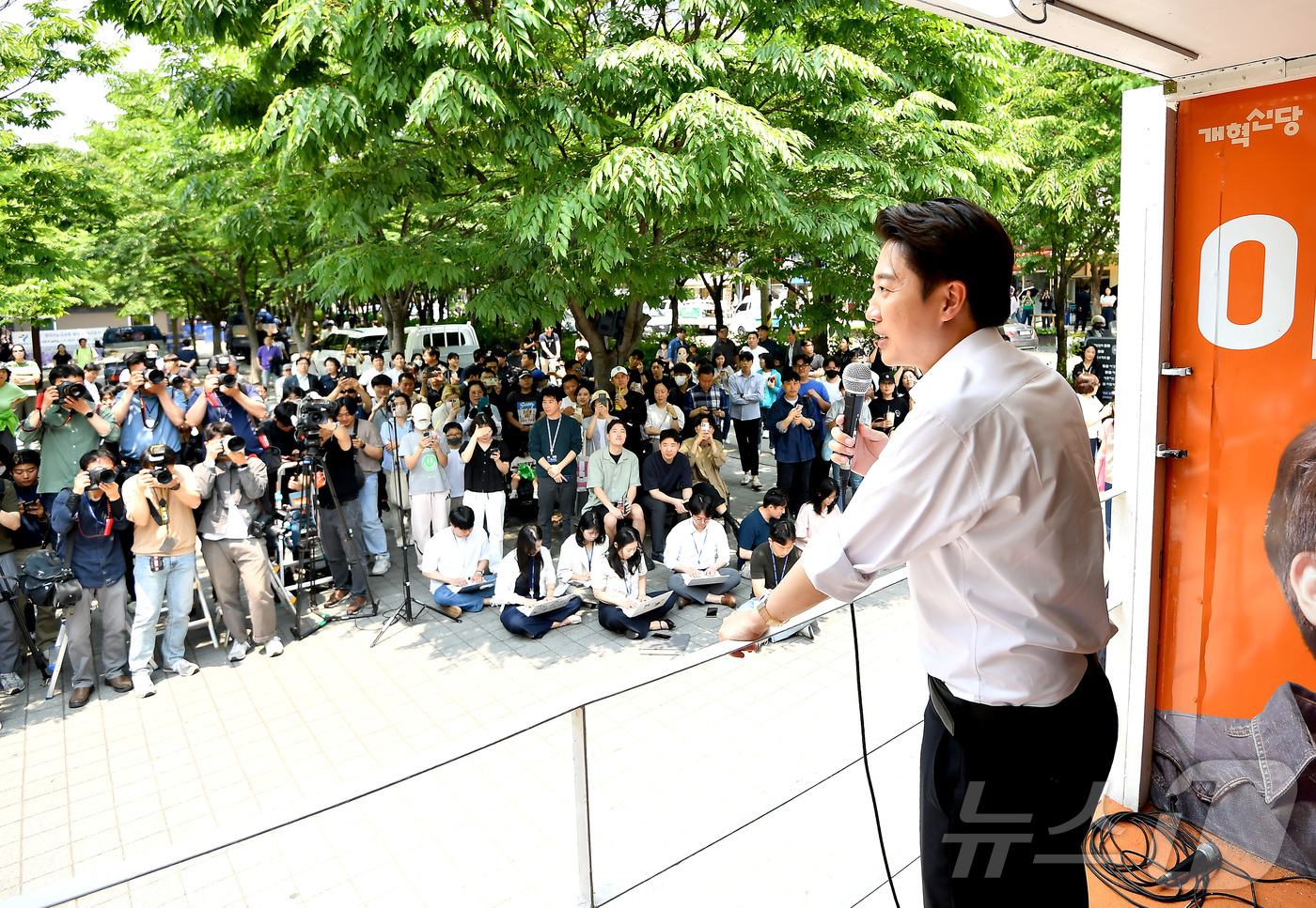 (서울=뉴스1) 이승배 기자 = 이준석 개혁신당 대통령 후보가 30일 오후 서울 마포구 경의선 숲길에서 유권자들에게 지지를 호소하고 있다. (공동취재) 2025.5.30/뉴스1