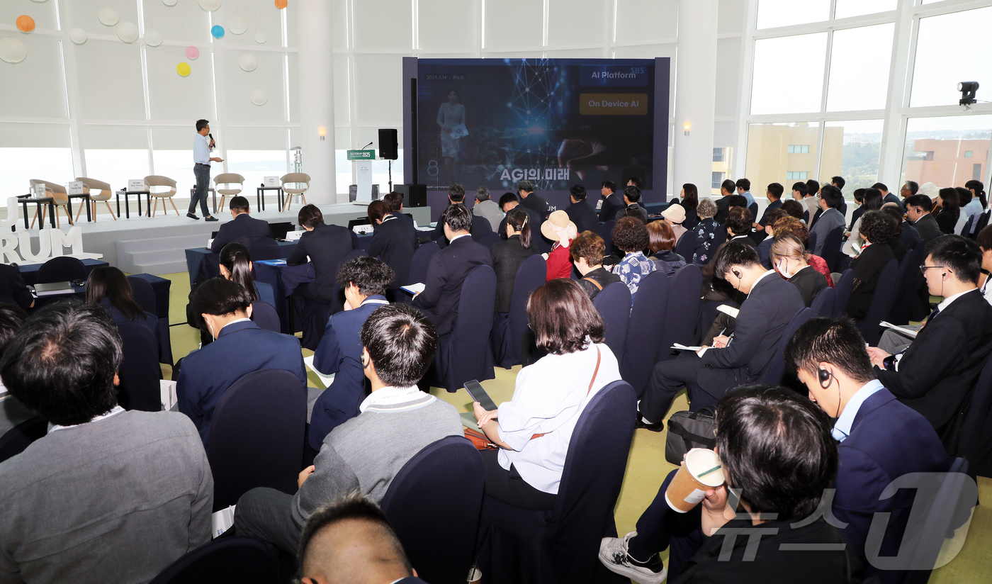 (서귀포=뉴스1) 오미란 기자 = 이용덕 바로AI 대표이사(전 엔비디아 한국지사장)가 30일 제주국제컨벤션센터에서 열린 제20회 평화와 번영을 위한 제주포럼 \'연결과 포용의 AX …