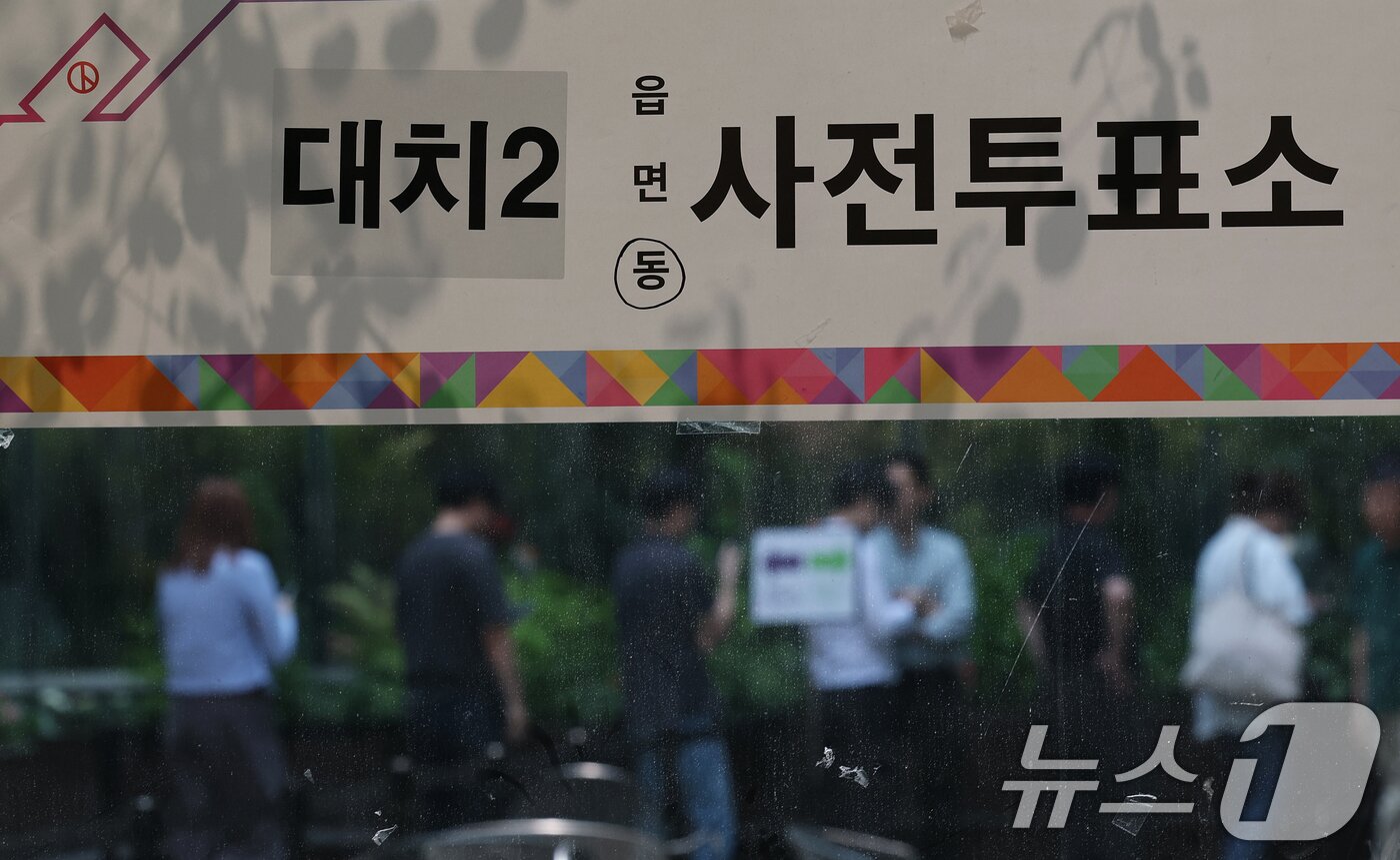 본문 이미지 - 대통령 선거 사전투표 이틀째인 30일 오후 '중복투표' 사건이 발생한 서울 강남구 대치2동 사전투표소에서 유권자들이 투표를 하기 위해 대기하고 있다. 경찰은 지난 29일 오후 1시쯤 대치2동 사전투표소에서 남편의 신분증으로 대리투표를 마친 뒤 오후 5시쯤 자신의 신분증으로 투표를 시도한 혐의를 받는 선거사무원 A씨를 공직선거법상 사위투표 혐의로 긴급체포해 조사 중이다. 2025.5.30/뉴스1 ⓒ News1 오대일 기자