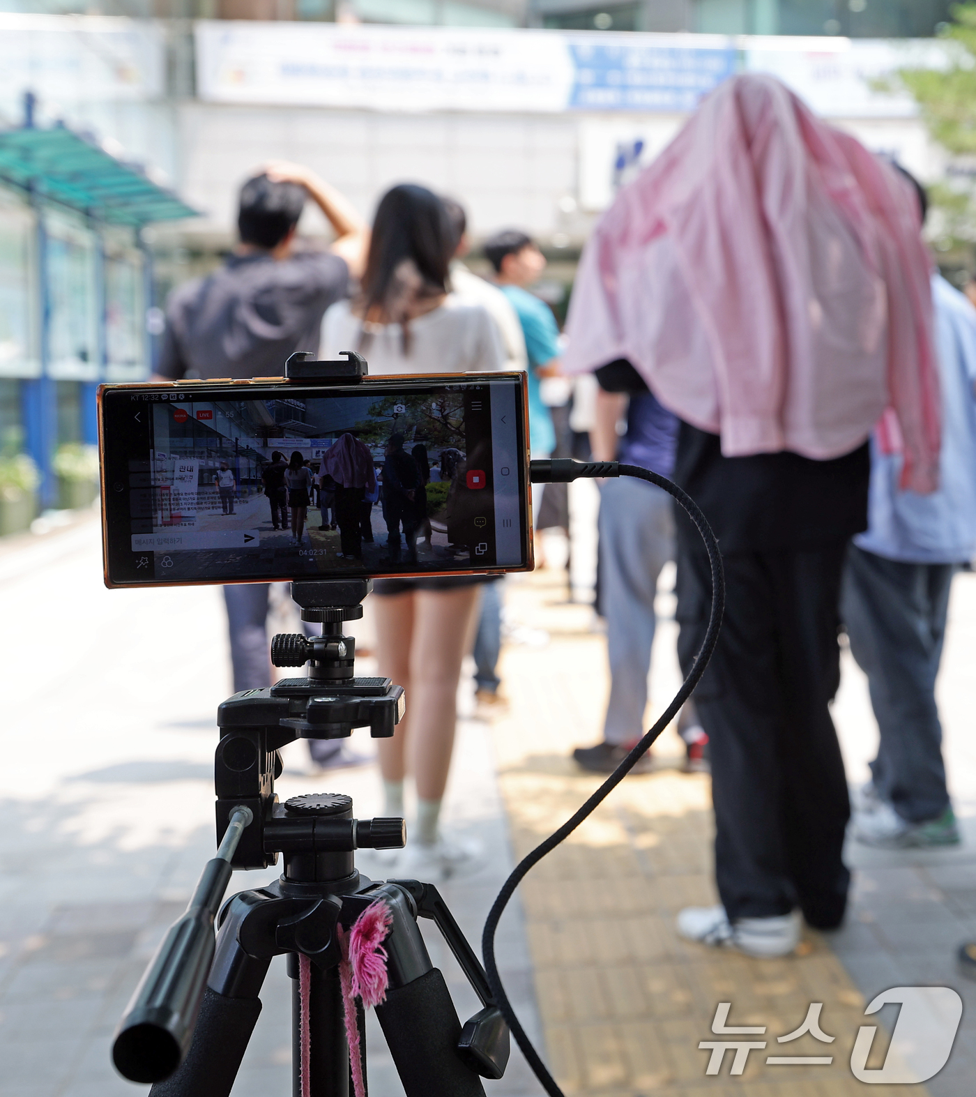 (서울=뉴스1) 오대일 기자 = 제21대 대통령 선거 사전 투표 둘째 날인 30일 오후 서울 강남구 역삼1동 주민센터에 마련된 사전투표소에서 부정선거 주장 단체 클린선거시민행동 회 …