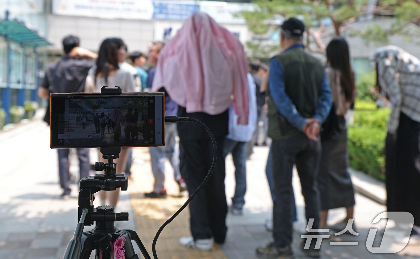(서울=뉴스1) 오대일 기자 = 제21대 대통령 선거 사전 투표 둘째 날인 30일 오후 서울 강남구 역삼1동 주민센터에 마련된 사전투표소에서 부정선거 주장 단체 클린선거시민행동 회 …