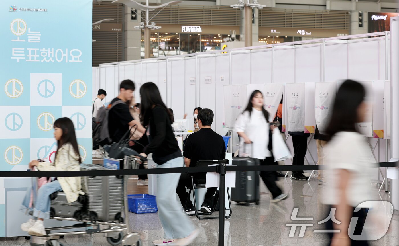 본문 이미지 - 제21대 대통령선거 사전투표 둘째 날인 30일 인천공항국제공항에서 여행객들이 투표를 마치고 출국하고 있다. 2025.5.30/뉴스1 ⓒ News1 권현진 기자