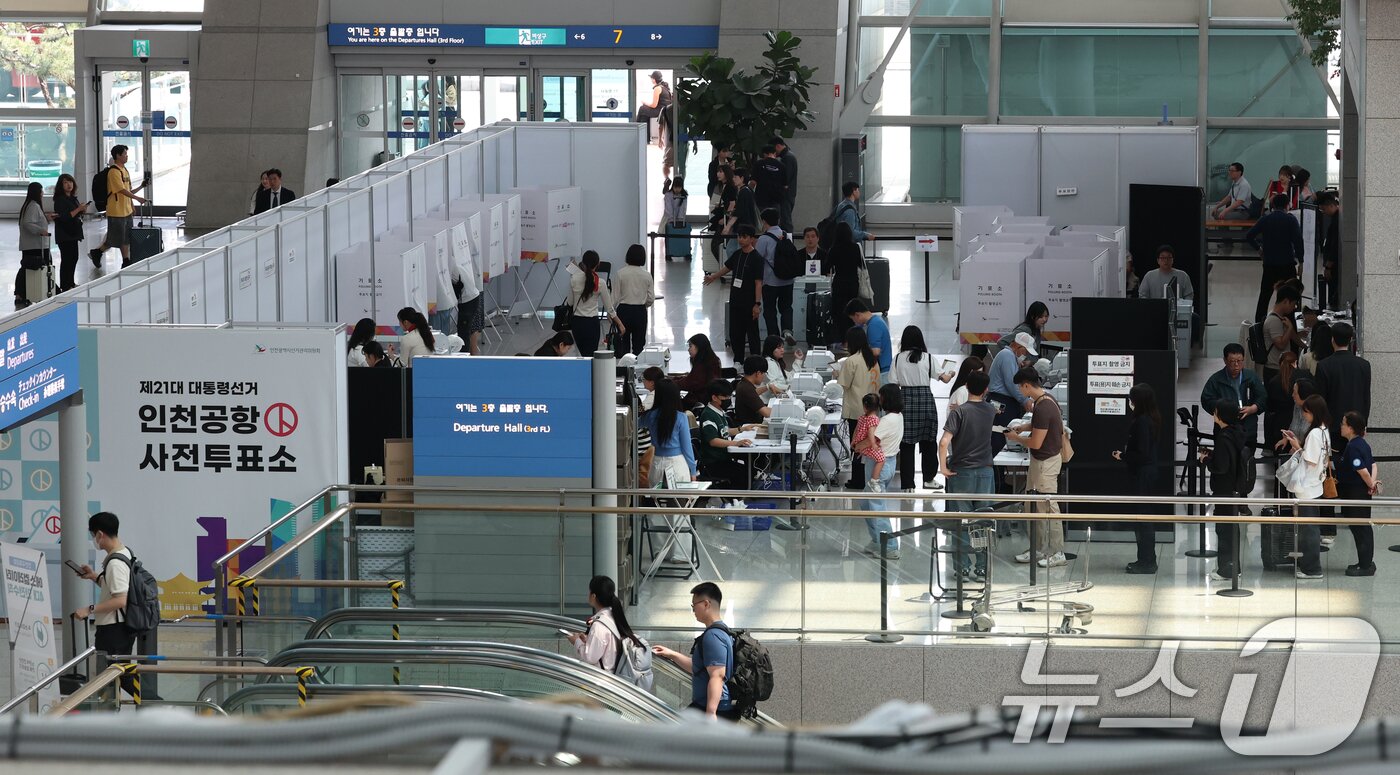 본문 이미지 - 제21대 대통령선거 사전투표 둘째 날인 30일 인천공항국제공항에서 여행객들이 투표를 하고 있다. 2025.5.30/뉴스1 ⓒ News1 권현진 기자