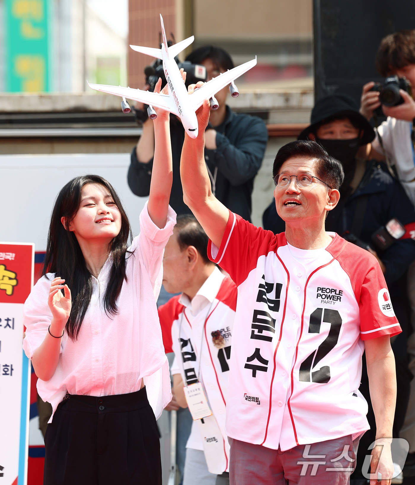 (충주=뉴스1) 김민지 기자 = 김문수 국민의힘 대통령 후보가 30일 오전 충북 충주 젊음의 거리에서 열린 유세에서 청년들로부터 비행기를 전달 받고 있다. 2025.5.30/뉴스1 …