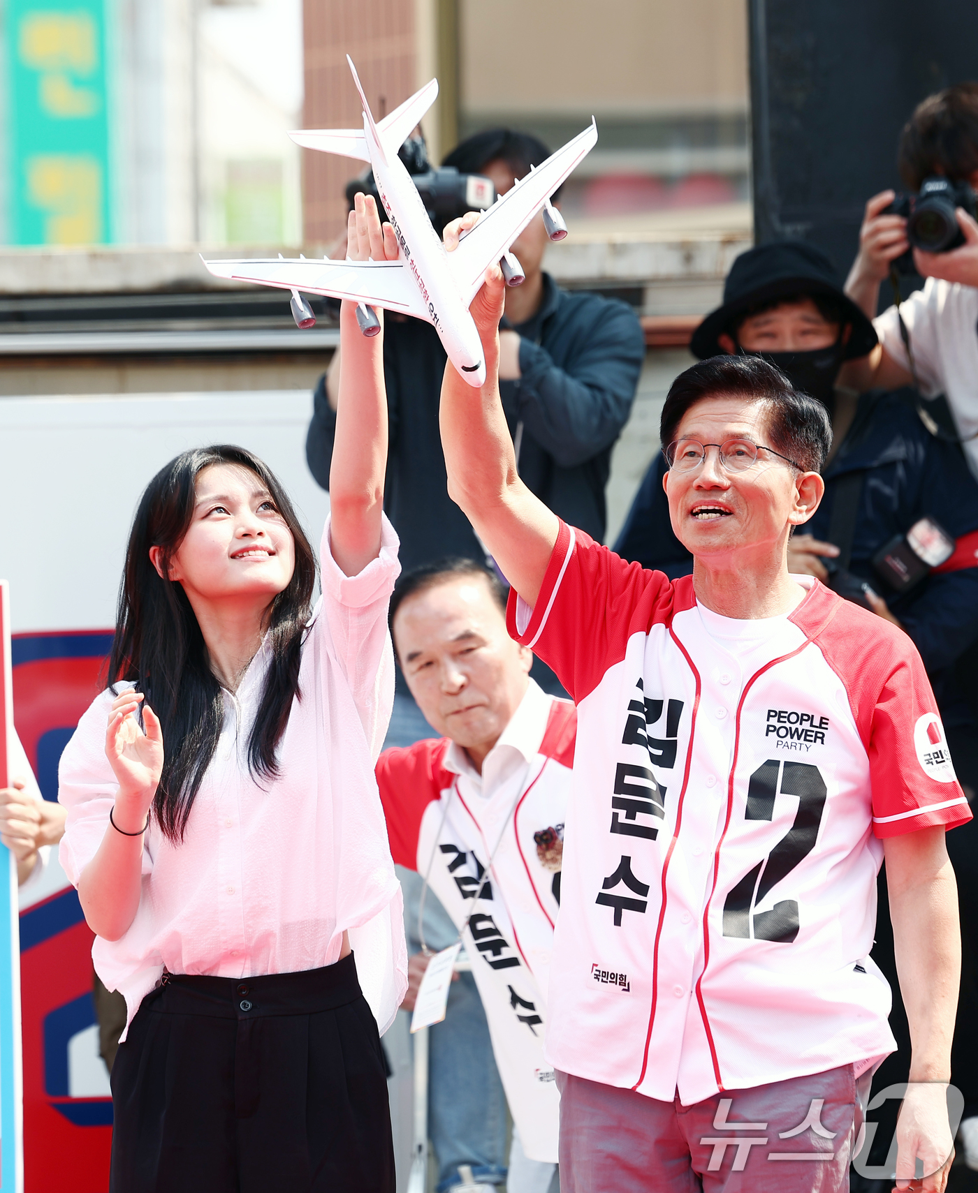(충주=뉴스1) 김민지 기자 = 김문수 국민의힘 대통령 후보가 30일 오전 충북 충주 젊음의 거리에서 열린 유세에서 청년들로부터 비행기를 전달 받고 있다. 2025.5.30/뉴스1 …