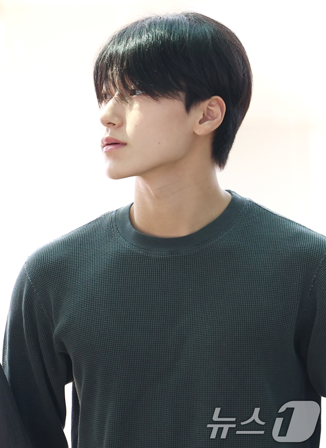 (인천공항=뉴스1) 권현진 기자 = 에이티즈 산이 해외 일정을 위해 30일 인천공항을 통해 말레이시아 쿠알라룸푸르로 출국하고 있다. 2025.5.30/뉴스1