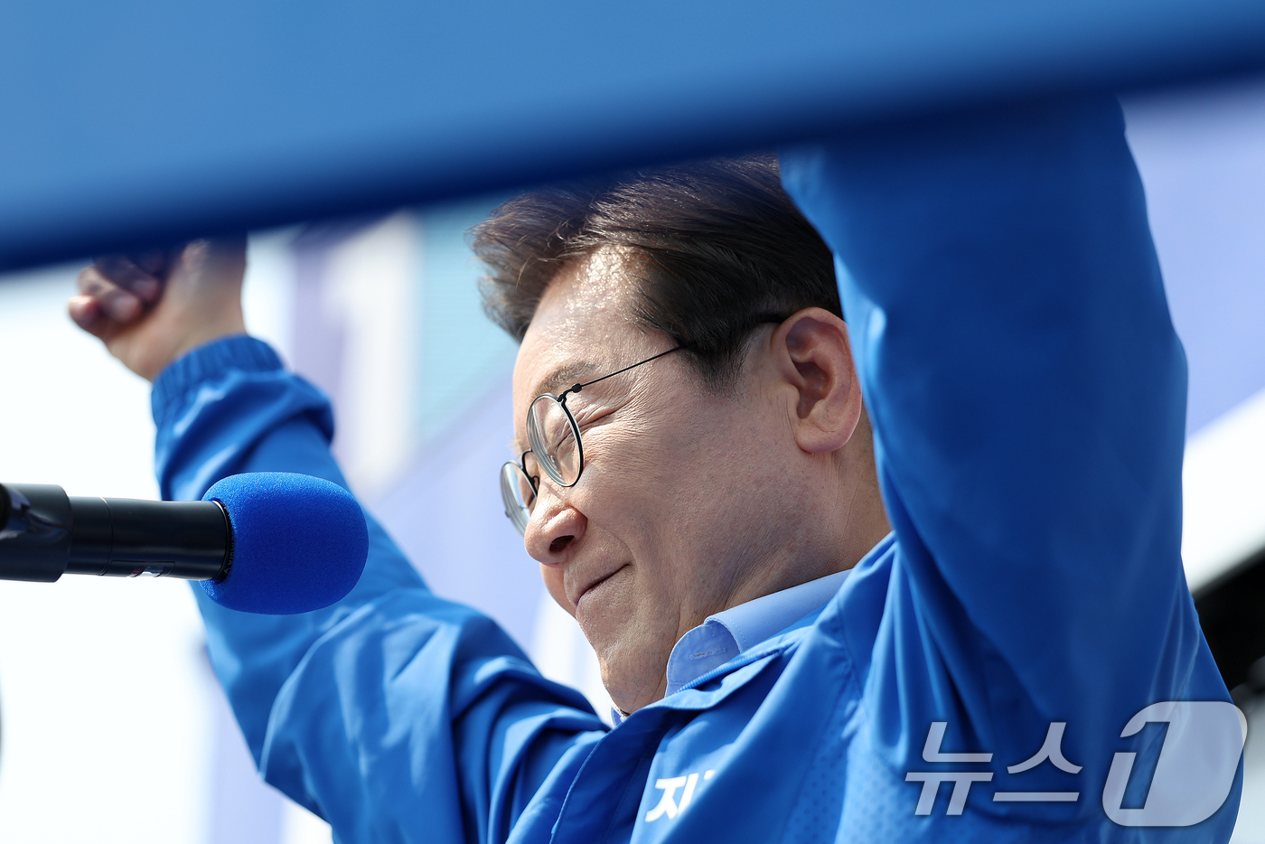 (춘천=뉴스1) 이재명 기자 = 이재명 더불어민주당 대통령 후보가 30일 오후 강원 춘천시 근화동 춘천역 광장에서 열린 집중유세에서 연설을 마친 후 시민들에게 인사하고 있다. (공 …