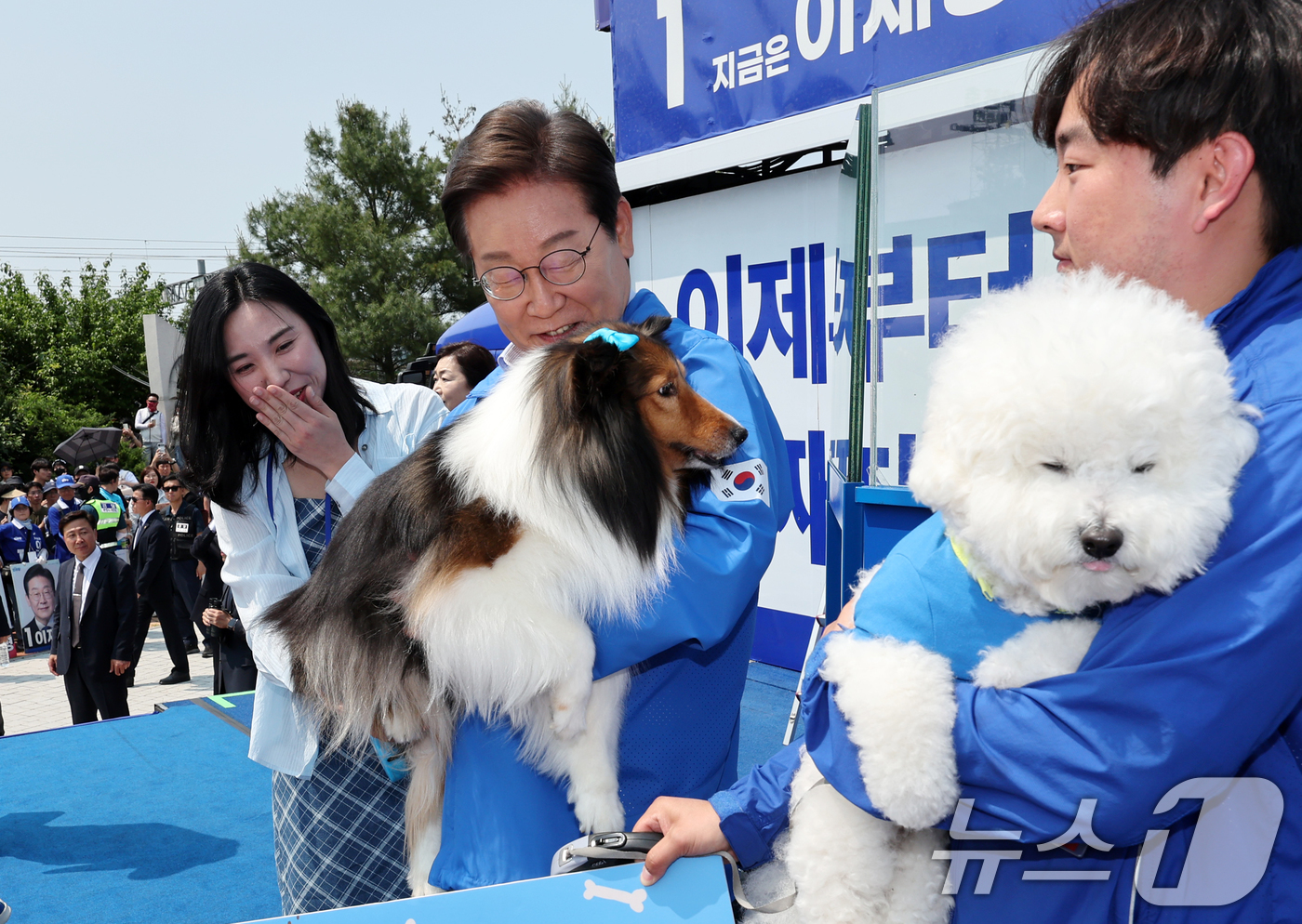 (춘천=뉴스1) 이재명 기자 = 이재명 더불어민주당 대통령 후보가 30일 오후 강원 춘천시 근화동 춘천역 광장에서 열린 집중유세에서 반려견 토리, 뭉치를 안아보고 있다. (공동취재 …