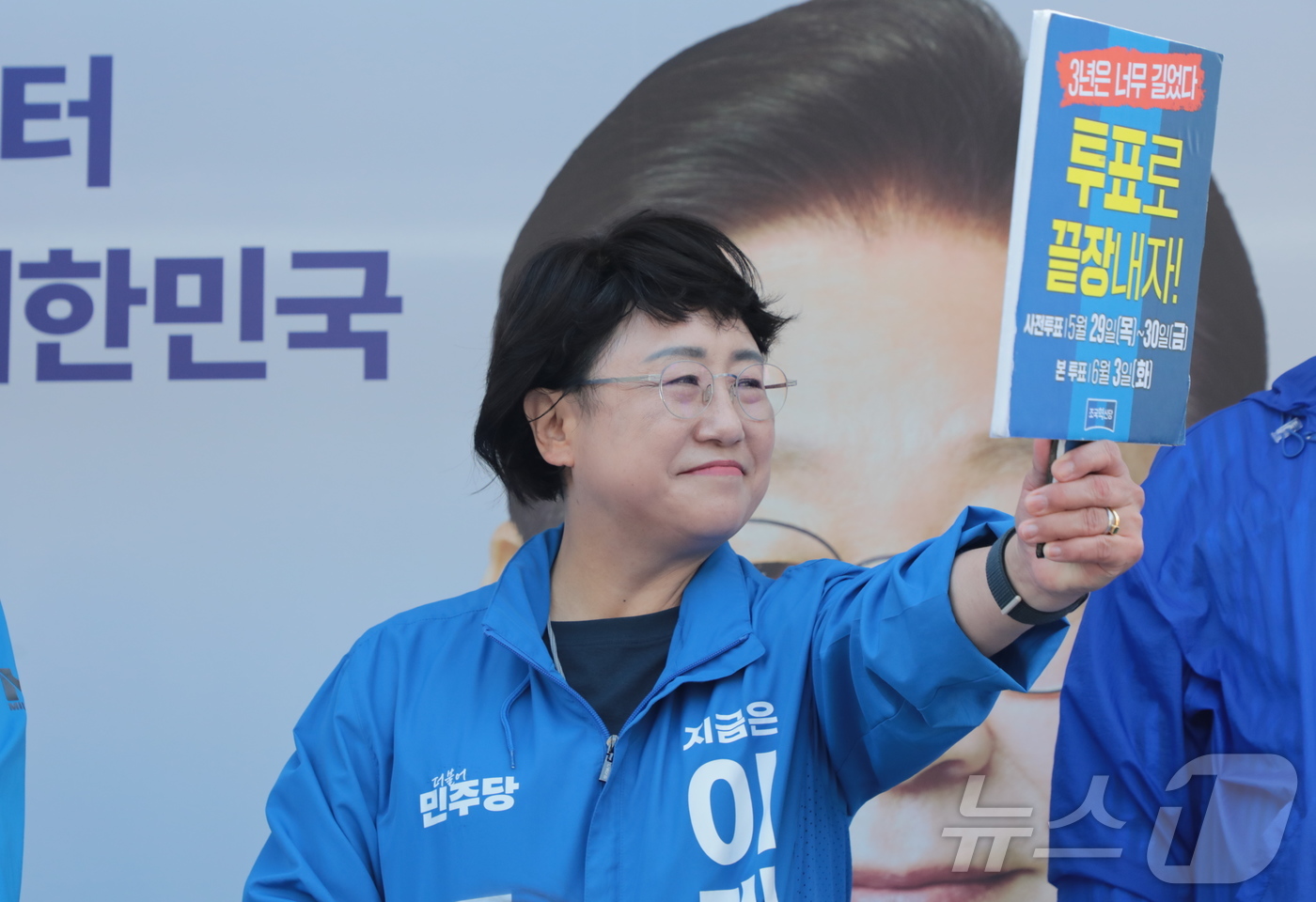 (울산=뉴스1) 김세은 기자 = 김선민 조국혁신당 대표 권한대행이 30일 울산 북구 현대자동차 명촌 정문 앞에서 이재명 더불어민주당 대통령 후보 지지 연설을 하고 있다. 2025. …