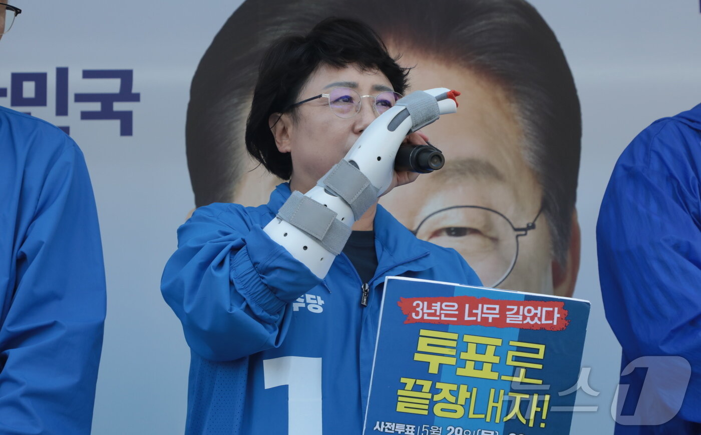 본문 이미지 - 김선민 조국혁신당 대표 권한대행이 30일 울산 북구 현대자동차 명촌 정문 앞에서 이재명 더불어민주당 대통령 후보 지지 연설을 하고 있다. 2025.5.30/뉴스1 ⓒ News1 김세은 기자