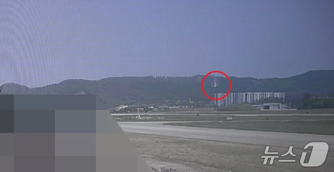 본문 이미지 - 29일 경북 포항시 남구 동해면 야산에 훈련 중이던 해군 P-3 해상초계기가 곤두박질치고 있다. &#40;해군 제공&#41;