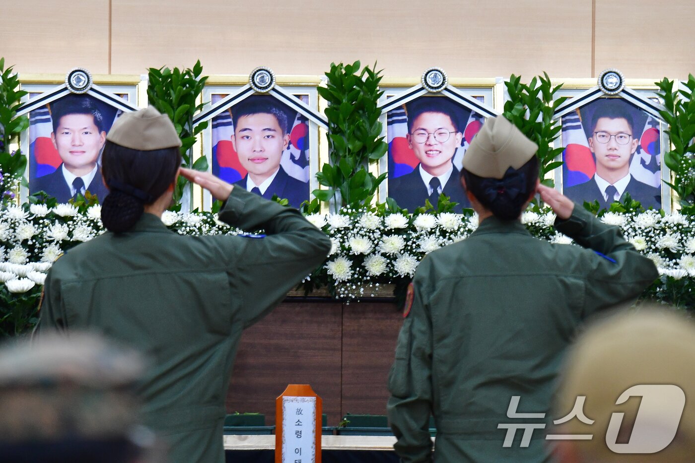 본문 이미지 - 30일 경북 포항시 해군 항공사령부체육관에 마련된 대잠 해상초계기&#40;P-3CK&#41; 순직자 합동분향소에서 동료들이 순직자들에게 마지막 예를 갖추고 있다. 해군은 고 박진우 중령, 고 이태훈 소령, 고 윤동규 상사, 고 강신원 상사로 1계급 추서했다. 2025.5.30/뉴스1 ⓒ News1 최창호 기자