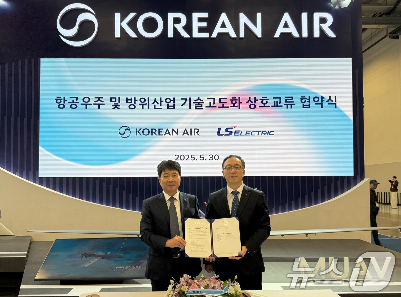(서울=뉴스1) = 대한항공과 LS일렉트릭은 30일 부산 벡스코에서 열리고 있는 국제해양방위산업전에서 항공우주 및 방위산업 기술 고도화를 위한 협약을 체결했다고 밝혔다.임진규 대한 …