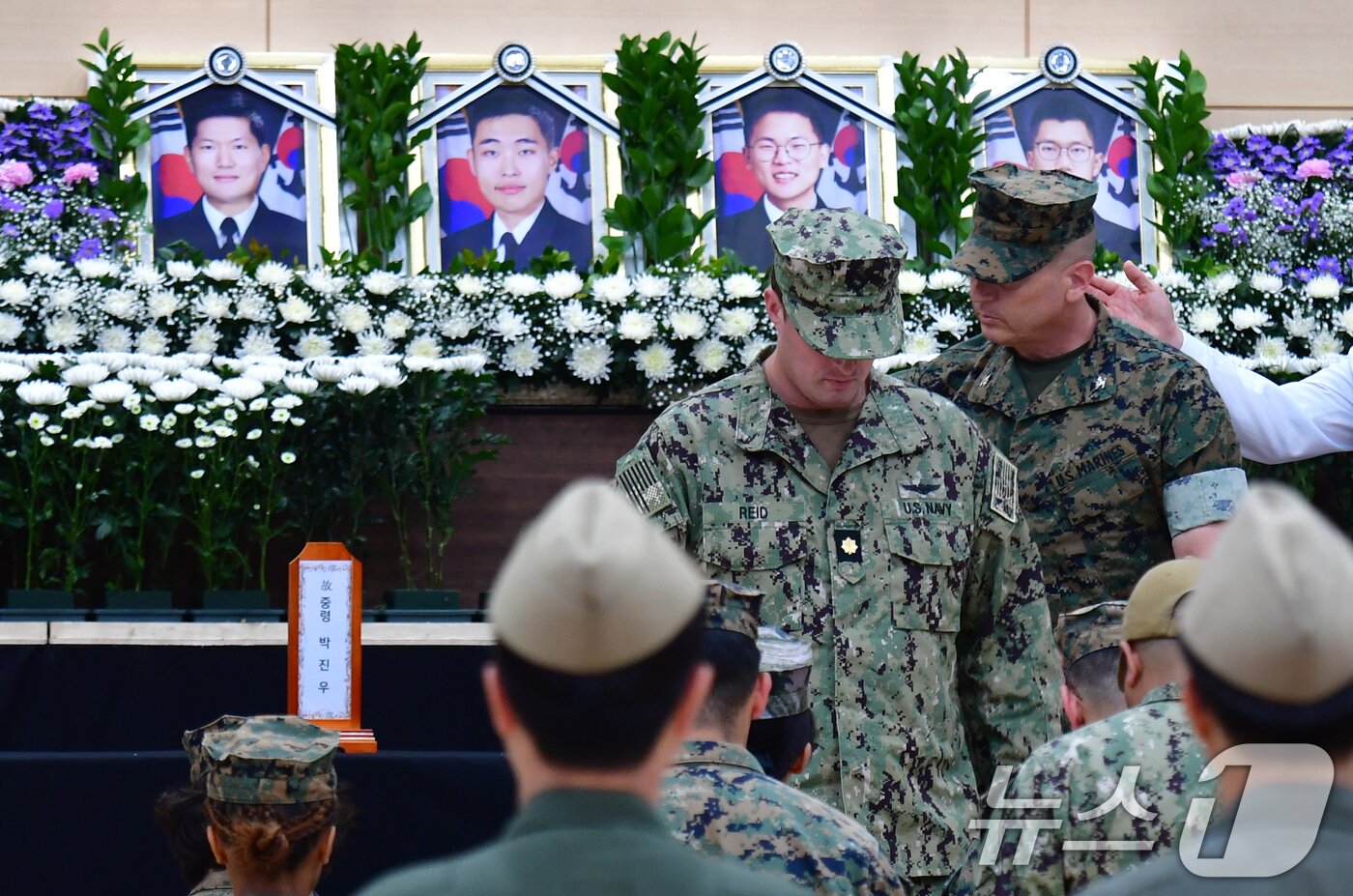 본문 이미지 - 30일 경북 포항시 해군 항공사령부체육관에 마련된 대잠 해상초계기(P-3CK) 순직자 합동분향소에서 미 해군들이 조문을 마친 후 발길을 옮기고 있다. 해군은 고 박진우 중령, 고 이태훈 소령, 고 윤동규 상사, 고 강신원 상사로 1계급 추서했다. 2025.5.30/뉴스1 ⓒ News1 최창호 기자