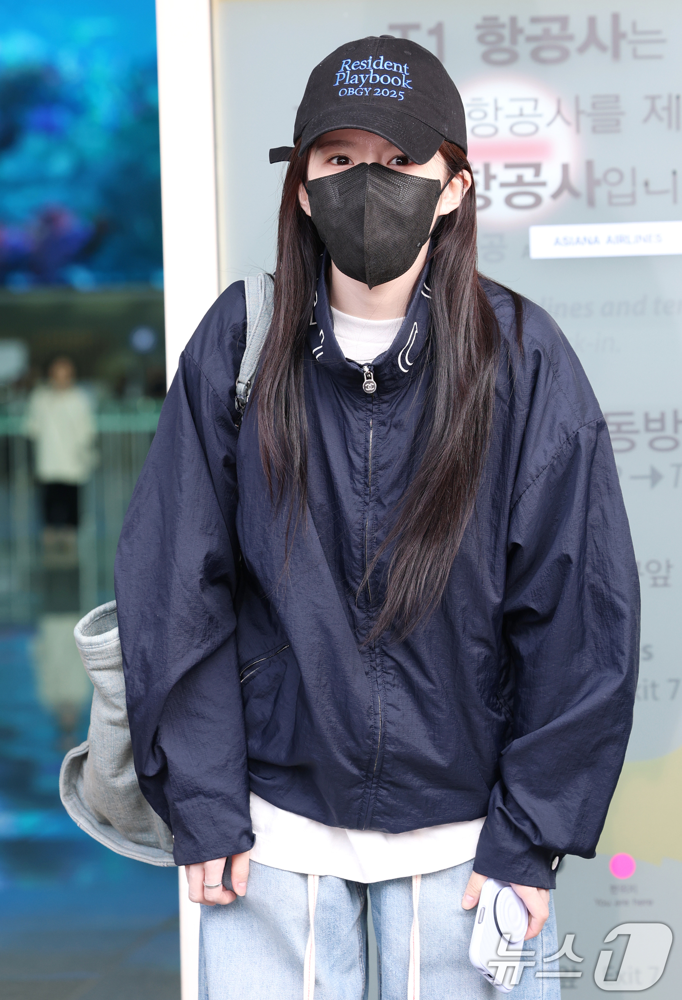 (인천공항=뉴스1) 권현진 기자 = 배우 고윤정이 ‘언젠가는 슬기로울 전공의생활’ 포상휴가를 위해 30일 인천국제공항을 통해 인도네시아 발리로 출국하기 전 인사를 하고 있다. 20 …