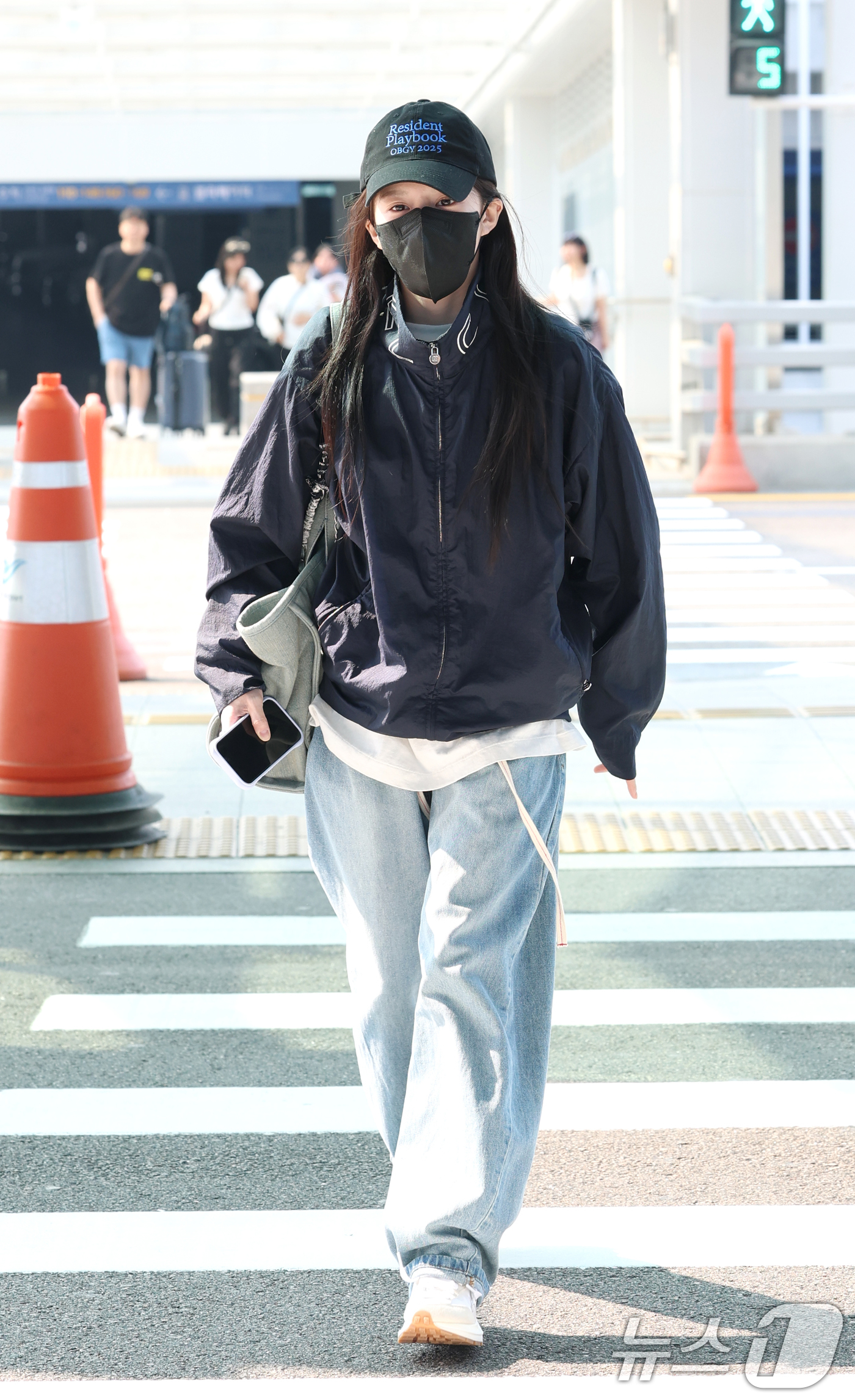 (인천공항=뉴스1) 권현진 기자 = 배우 고윤정이 ‘언젠가는 슬기로울 전공의생활’ 포상휴가를 위해 30일 인천국제공항을 통해 인도네시아 발리로 출국하고 있다. 2025.5.30/뉴 …