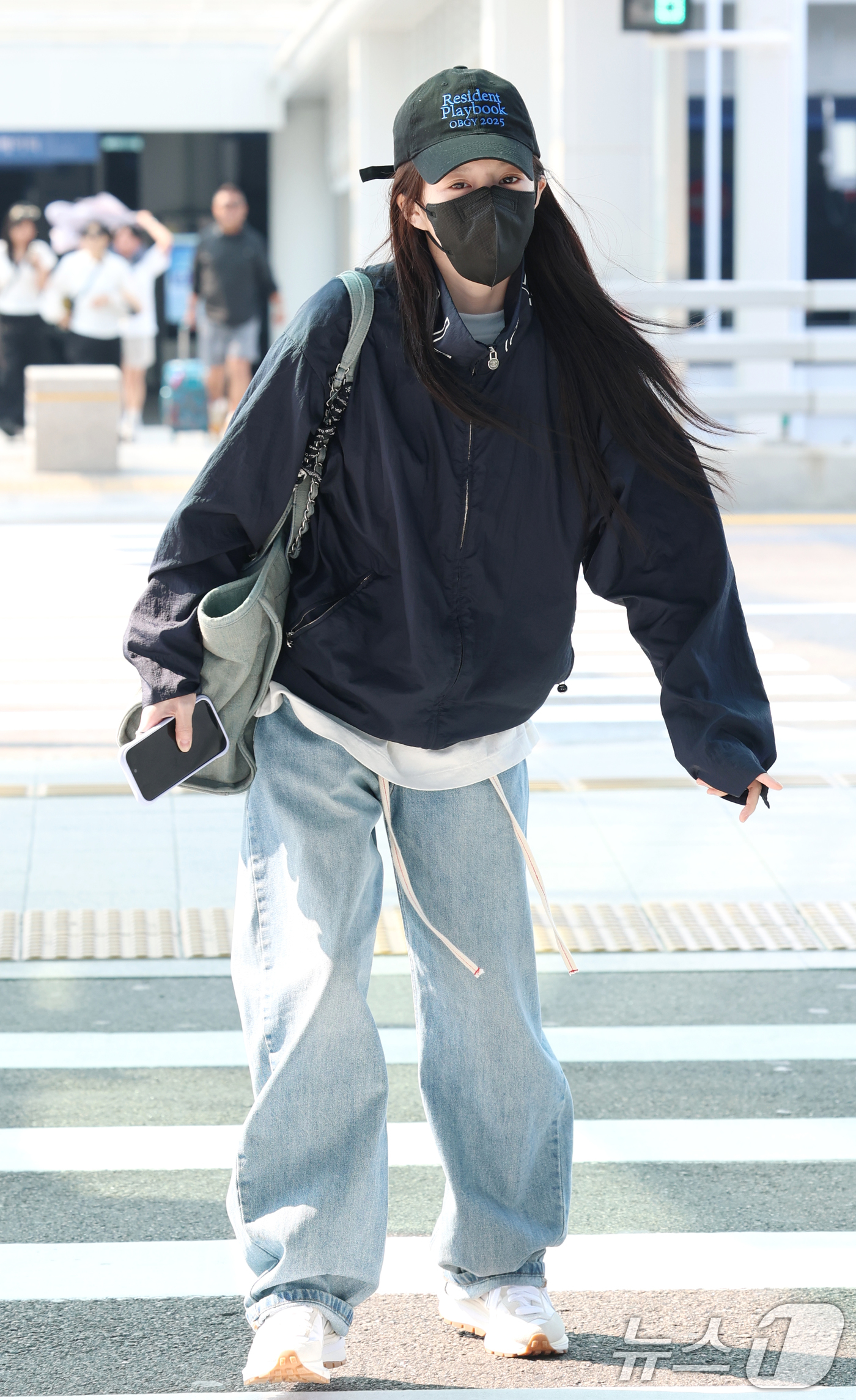 (인천공항=뉴스1) 권현진 기자 = 배우 고윤정이 ‘언젠가는 슬기로울 전공의생활’ 포상휴가를 위해 30일 인천국제공항을 통해 인도네시아 발리로 출국하기 전 인사를 하고 있다. 20 …