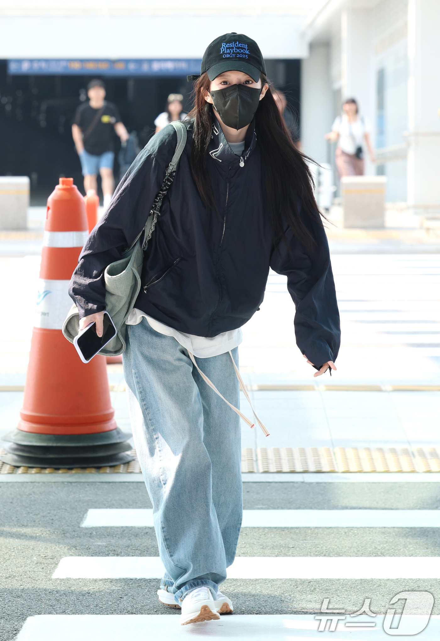 (인천공항=뉴스1) 권현진 기자 = 배우 고윤정이 ‘언젠가는 슬기로울 전공의생활’ 포상휴가를 위해 30일 인천국제공항을 통해 인도네시아 발리로 출국하고 있다. 2025.5.30/뉴 …