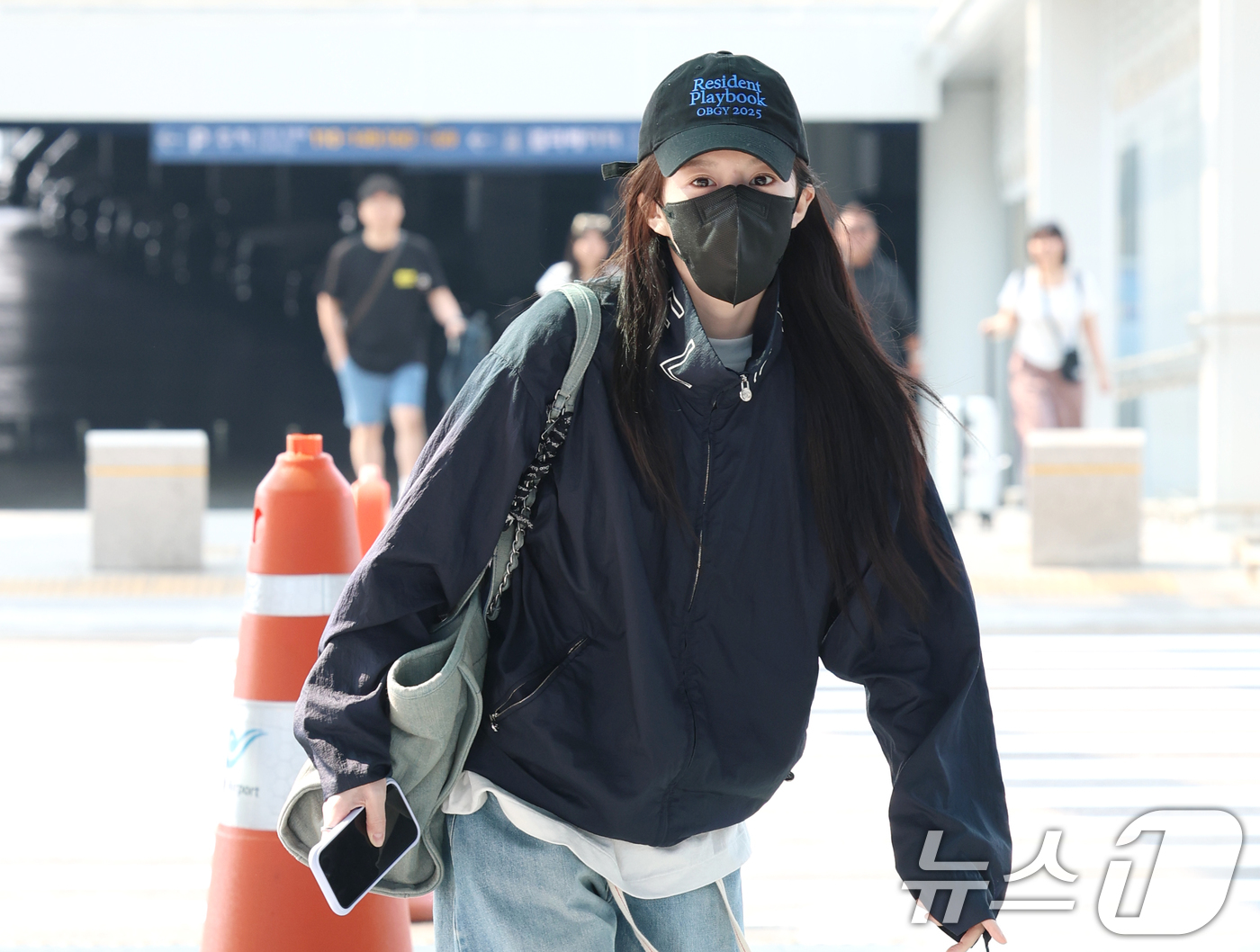 (인천공항=뉴스1) 권현진 기자 = 배우 고윤정이 ‘언젠가는 슬기로울 전공의생활’ 포상휴가를 위해 30일 인천국제공항을 통해 인도네시아 발리로 출국하고 있다. 2025.5.30/뉴 …