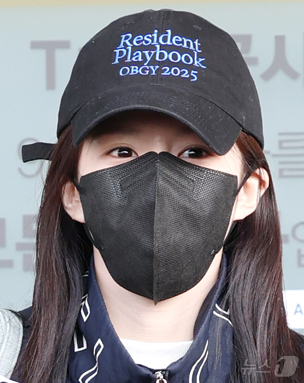 (인천공항=뉴스1) 권현진 기자 = 배우 고윤정이 ‘언젠가는 슬기로울 전공의생활’ 포상휴가를 위해 30일 인천국제공항을 통해 인도네시아 발리로 출국하기 전 인사를 하고 있다. 20 …