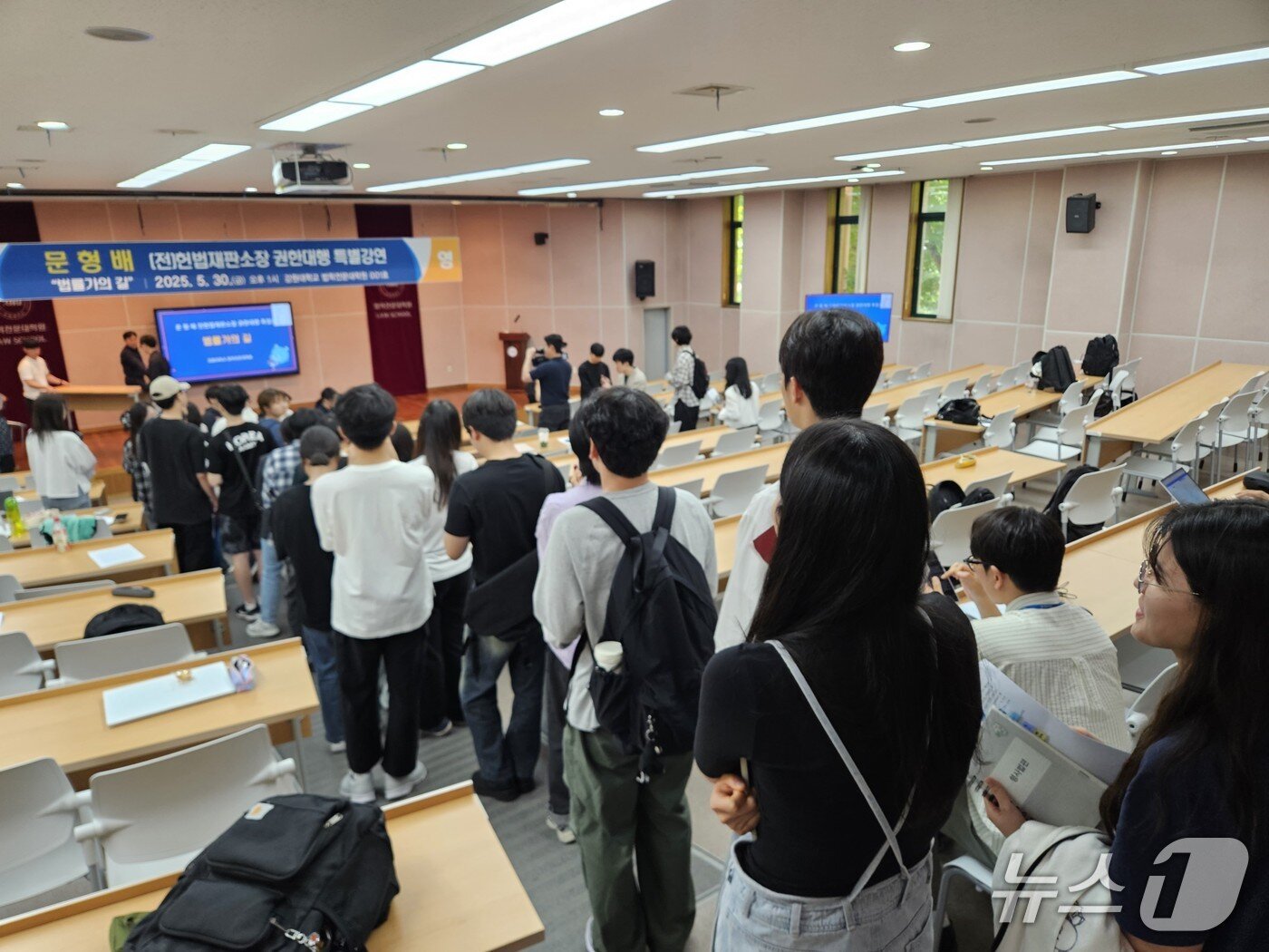 본문 이미지 -  문형배 전 헌법재판소장 권한대행이 30일 오후 강원대학교 법학전문대학원 대강당에서 재학생과 교직원들을 대상으로 &#39;법률가의 길&#39;을 주제로 특별강연을 끝낸 뒤 문형배 소장의 사인을 받기 위해 길게 줄을 섰다.2025..5.30 한귀섭 기자  