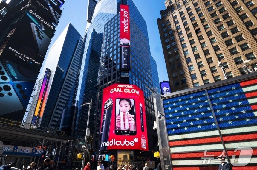 본문 이미지 - 미국 뉴욕 타임스퀘어 전광판에 에이피알 메디큐브 옥외광고가 송출되고 있다. &#40;에이피알 제공&#41;