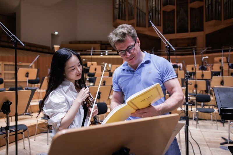 본문 이미지 - 김봄소리와 야쿠프 흐루샤(유니버설 뮤직 제공)