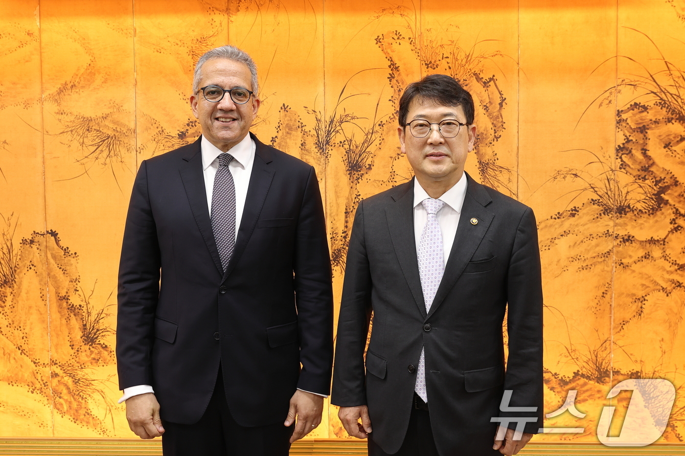 (서울=뉴스1) = 최응천 국가유산청장이 30일 서울 종로구 소재 국립고궁박물관 접견실에서 차기 유네스코 사무총장 선거 후보인 알-아나니 전 이집트 문화유물부 장관을 만나 면담 후 …