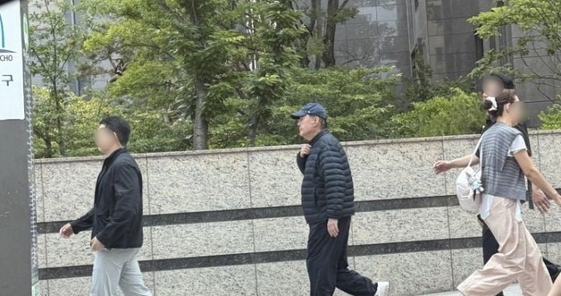 "이번 대선의 이유가 돌아다닌다"…패딩 입은 尹, 이번엔 길거리서 포착