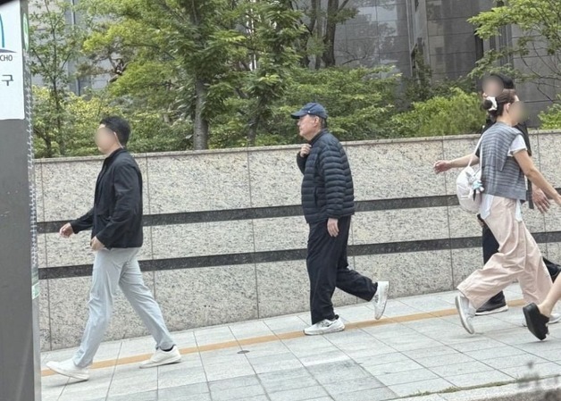 "대선의 이유가 돌아다닌다"…패딩 입은 尹, 포착
