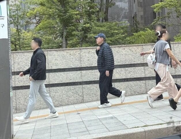 "이번 대선의 이유가 돌아다닌다"…패딩 입은 尹, 이번엔 길거리서 포착
