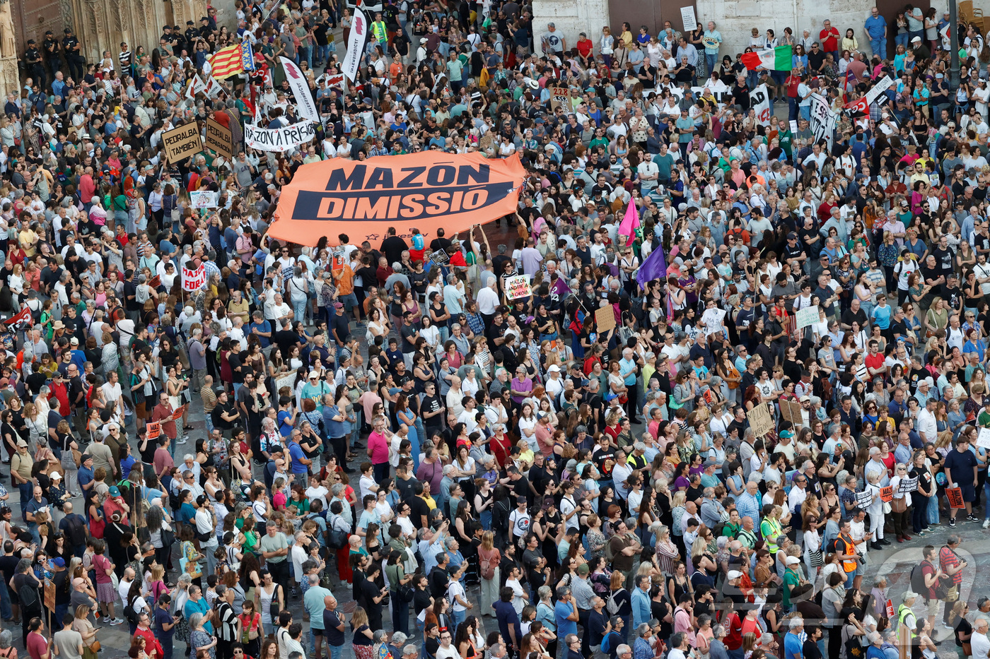 (발렌시아 로이터=뉴스1) 최종일 선임기자 = 스페인 발렌시아에서 29일(현지시간) 카를로스 마존 주지자 퇴진 요구 시위가 벌어졌다. 마존 주지사는 홍수 위기 대응에서 실패했다고 …