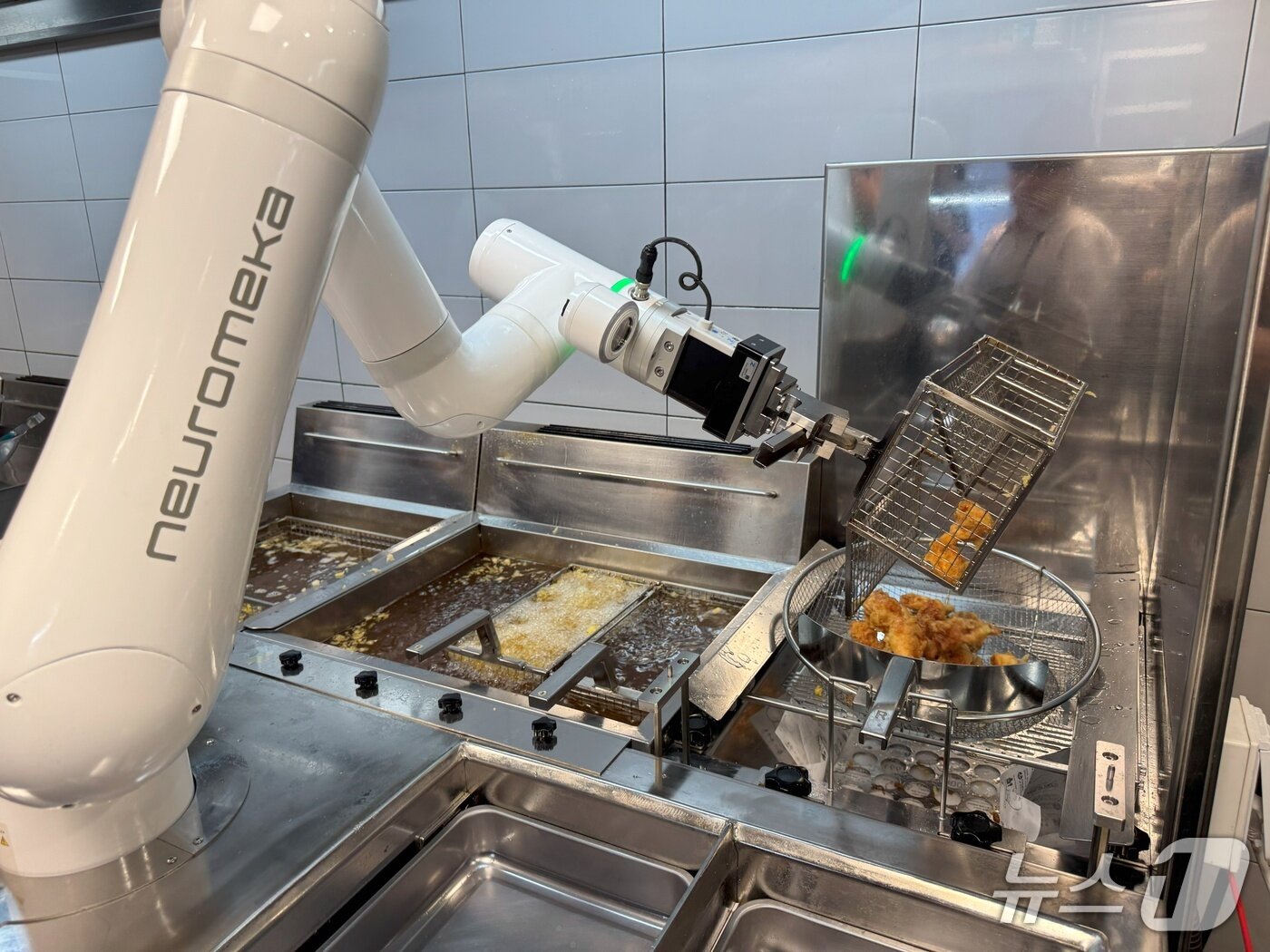 본문 이미지 - 치킨 투입부터 1·2차 튀김, 기름 털기까지 전 과정을 자동으로 수행하는 교촌에프앤비의 로봇 튀김 시스템2025.05.30/뉴스1 ⓒ News1 이강 기자