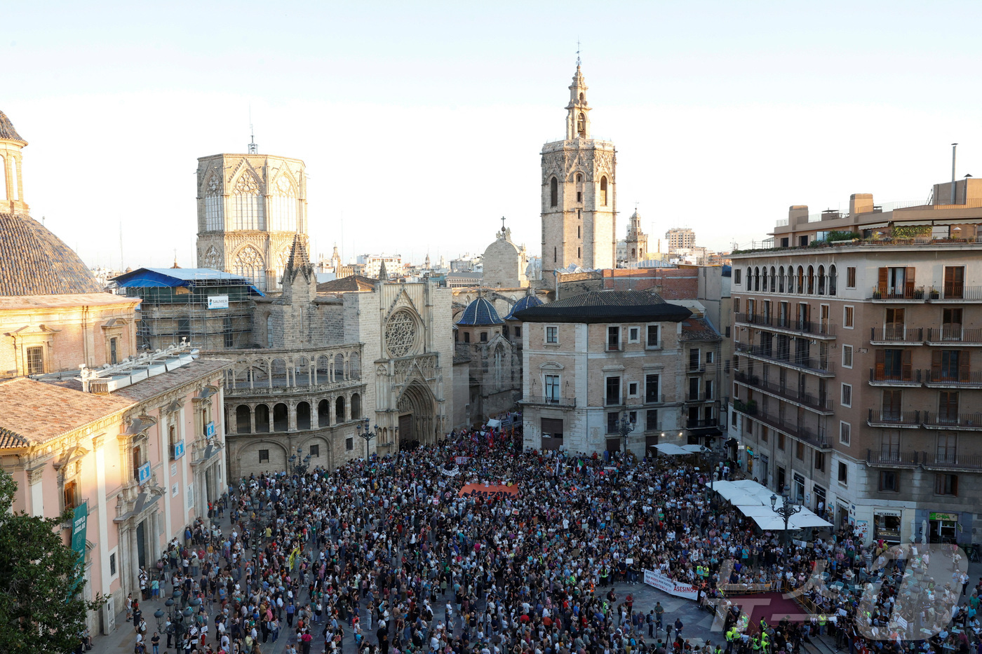 (발렌시아 로이터=뉴스1) 최종일 선임기자 = 스페인 발렌시아에서 29일(현지시간) 카를로스 마존 주지자 퇴진 요구 시위가 벌어졌다. 마존 주지사는 홍수 위기 대응에서 실패했다고 …