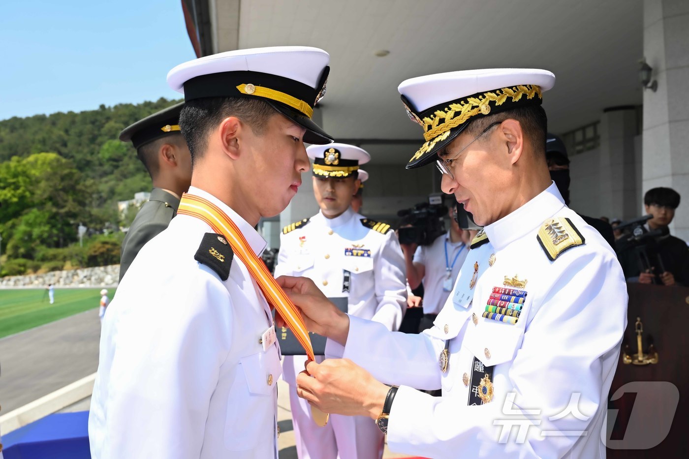 (창원=뉴스1) 윤일지 기자 = 김경률 해군사관학교장이 30일 경남 창원시 진해구 해군사관학교에서 열린 제138기 해군·해병대 사관후보생 수료 및 임관식에서 국방부장관상을 수상한 …
